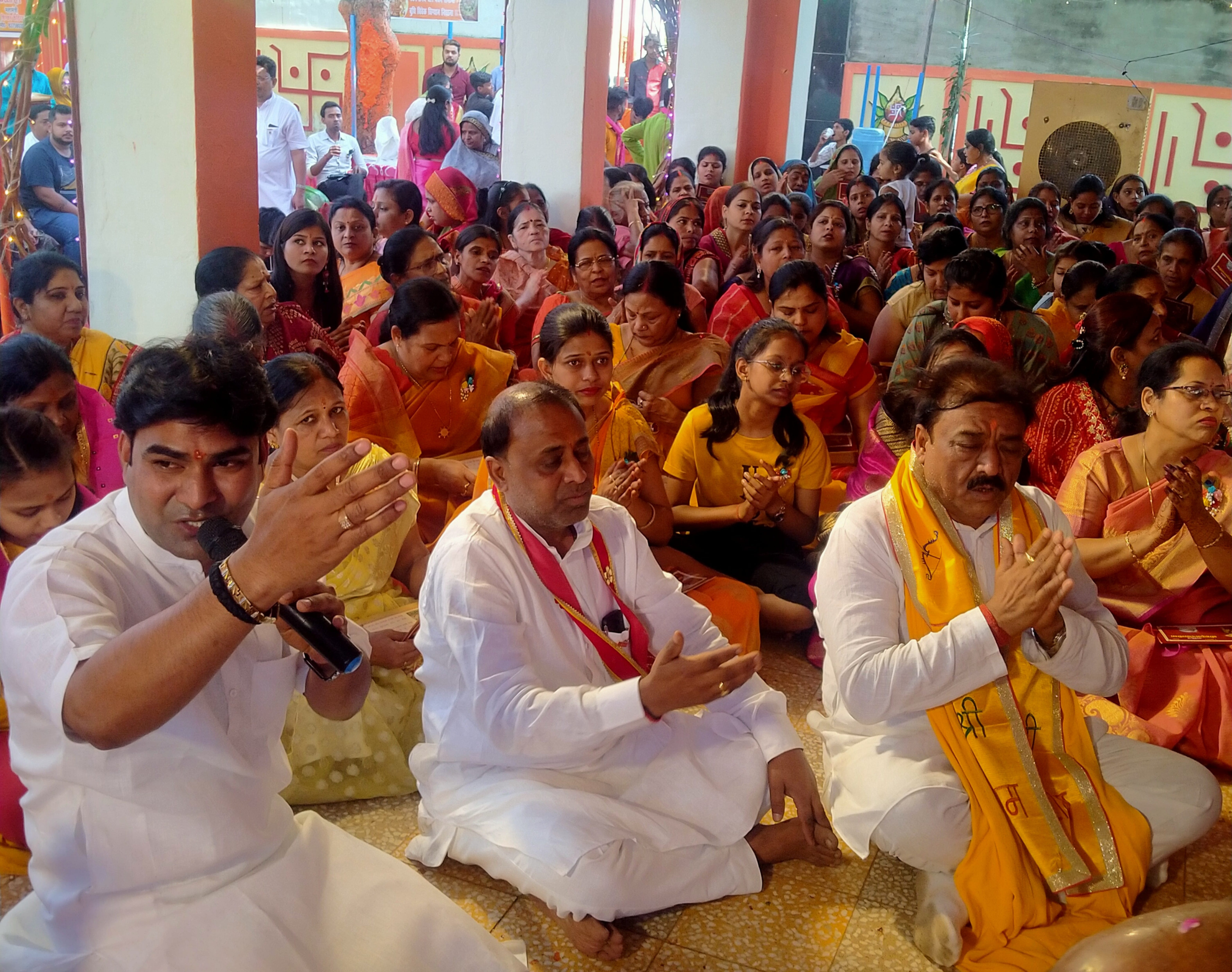 राबर्ट्सगंज केडिया बगीचा स्थित बाला जी हनुमान मंदिर में भजन कीर्तन करते गायक संजीव शर्मा। राबर्ट्सगंज केडिया बगीचा स्थित बाला जी हनुमान मंदिर में भजन कीर्तन करते गायक संजीव शर्मा।