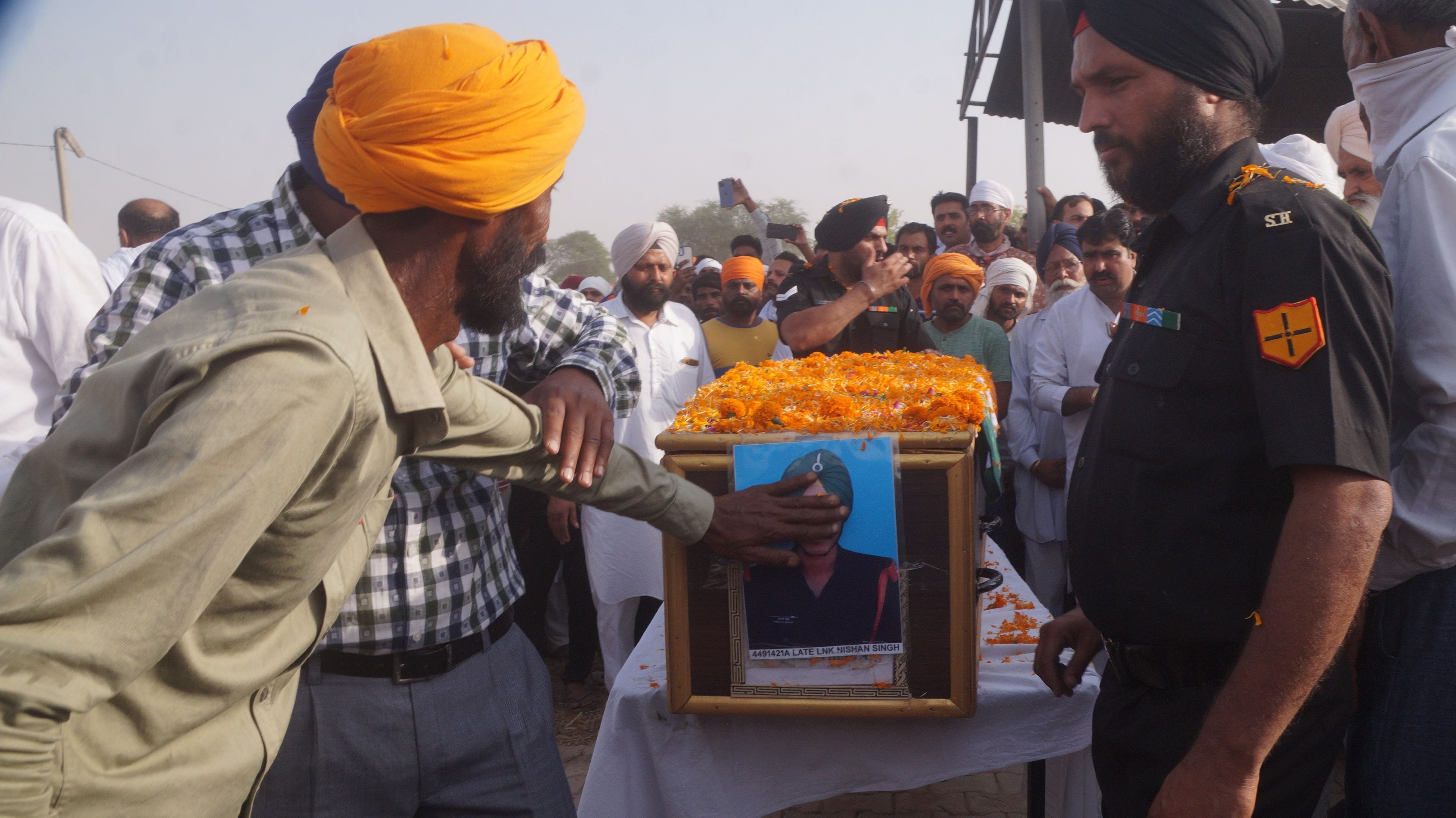 साढे दिलां विच सदा वसदा रहेंगा पुत्त... श्मशान घाट में पंचत्तव में विलीन होने से पहले शहीद निशान सि साढे दिलां विच सदा वसदा रहेंगा पुत्त... श्मशान घाट में पंचत्तव में विलीन होने से पहले शहीद निशान सि