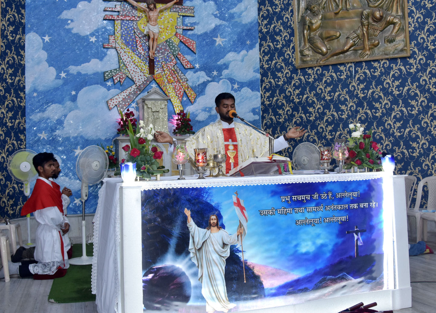 सिक्रेड हार्ट चर्च में आयोजित प्रार्थना सभा में प्रार्थन कराते फादर सिक्रेड हार्ट चर्च में आयोजित प्रार्थना सभा में प्रार्थन कराते फादर