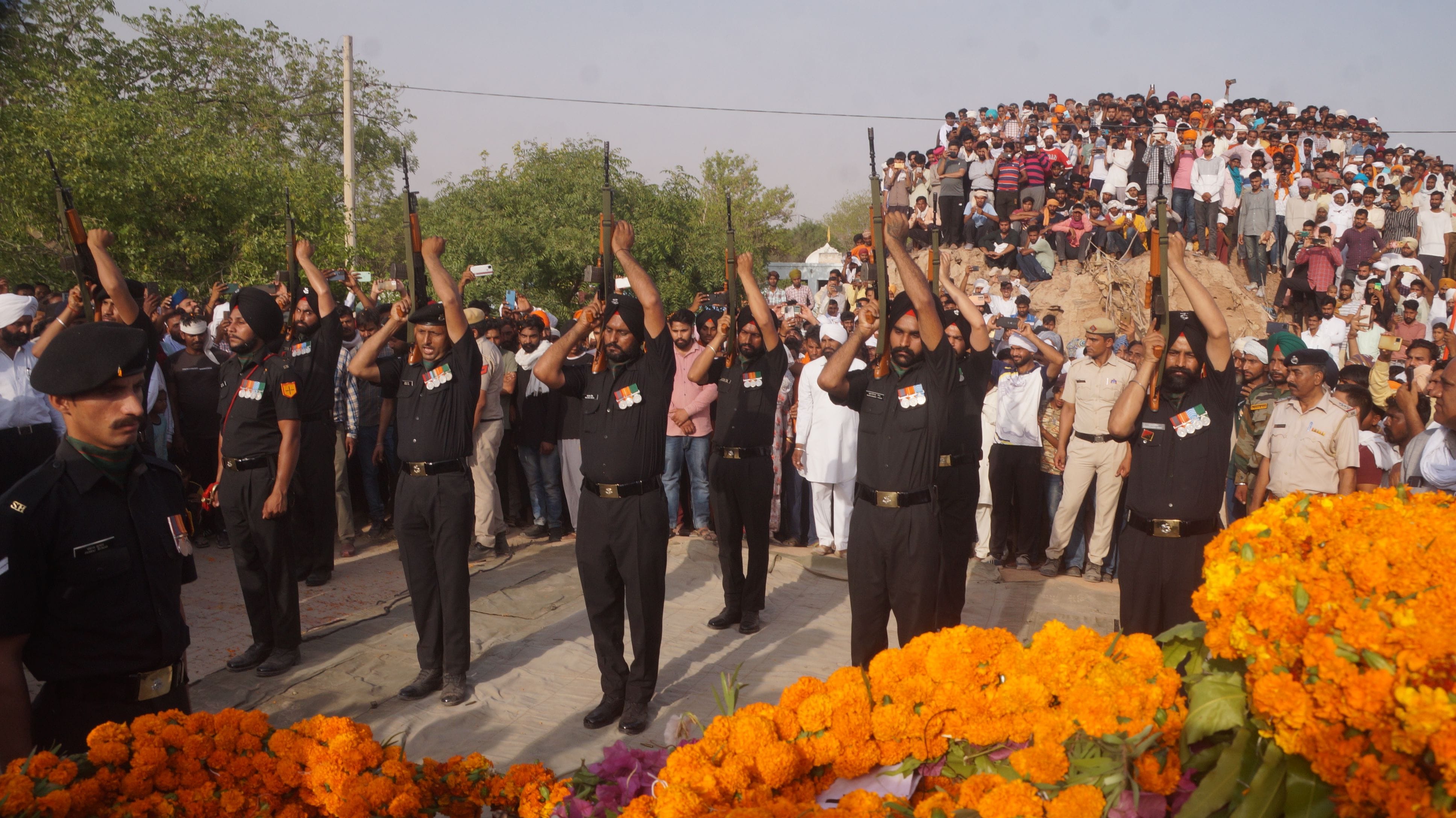 सिरसा शहीद लांस नायक निशान सिंह को सलामी देते सेना के जवान। सिरसा शहीद लांस नायक निशान सिंह को सलामी देते सेना के जवान।