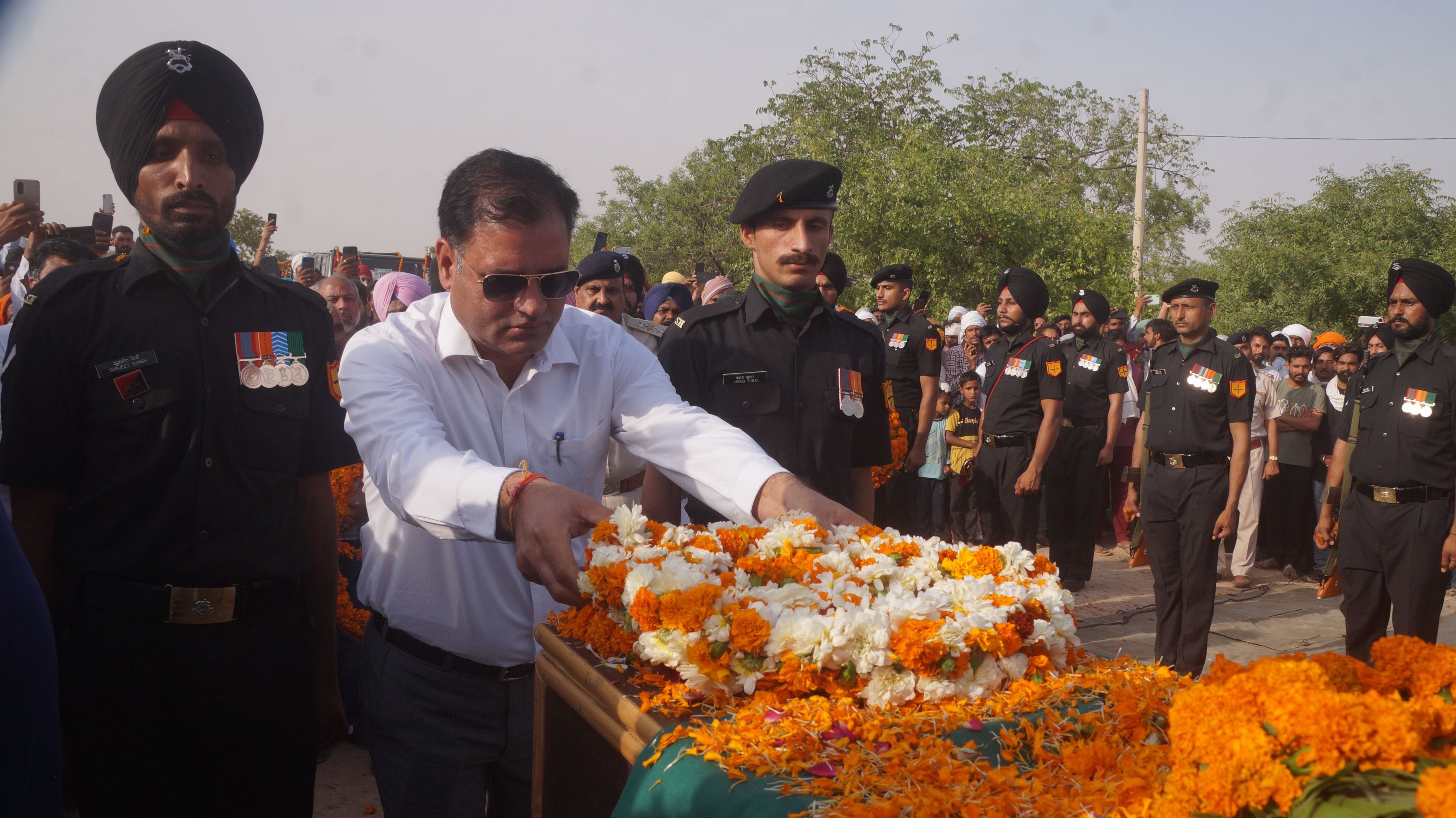 सिरसा शहीद निशान सिंह के पार्थिव शरीर पर पुष्प चक्र अर्पित करते हुए एसडीएम। सिरसा शहीद निशान सिंह के पार्थिव शरीर पर पुष्प चक्र अर्पित करते हुए एसडीएम।