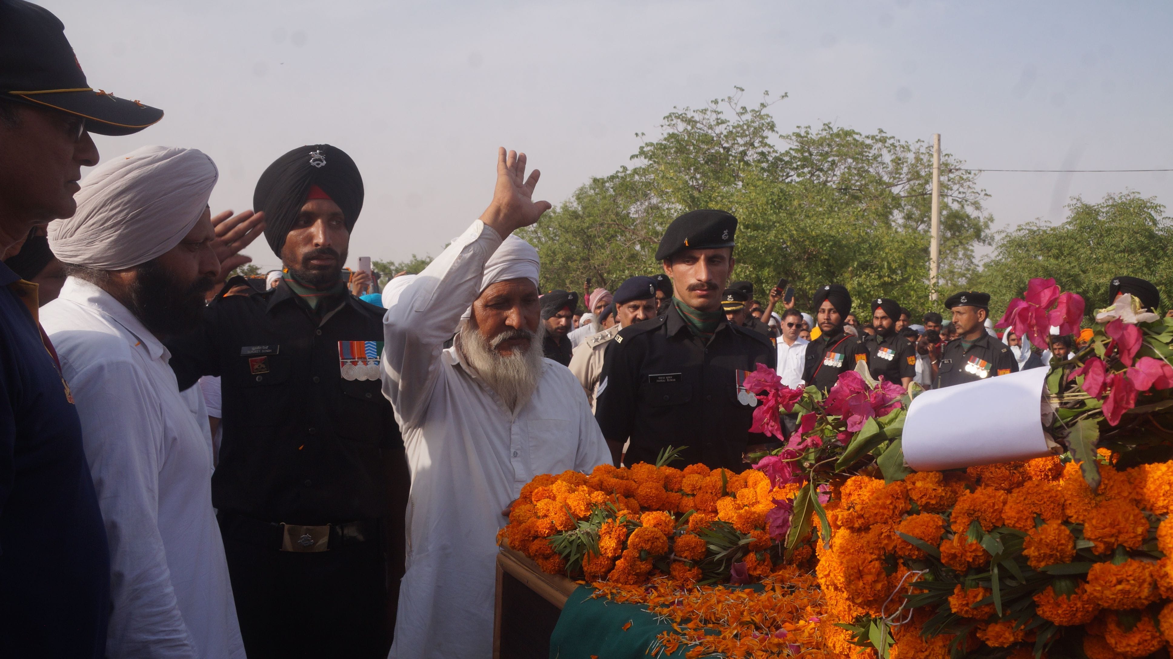 सदा अमर रही पुत्त... सिरसा पुष्प चक्र अर्पित के दौरान शहीद निशान सिंह के पार्थिव शरीर को आशीर्वाद ? सदा अमर रही पुत्त... सिरसा पुष्प चक्र अर्पित के दौरान शहीद निशान सिंह के पार्थिव शरीर को आशीर्वाद ?
