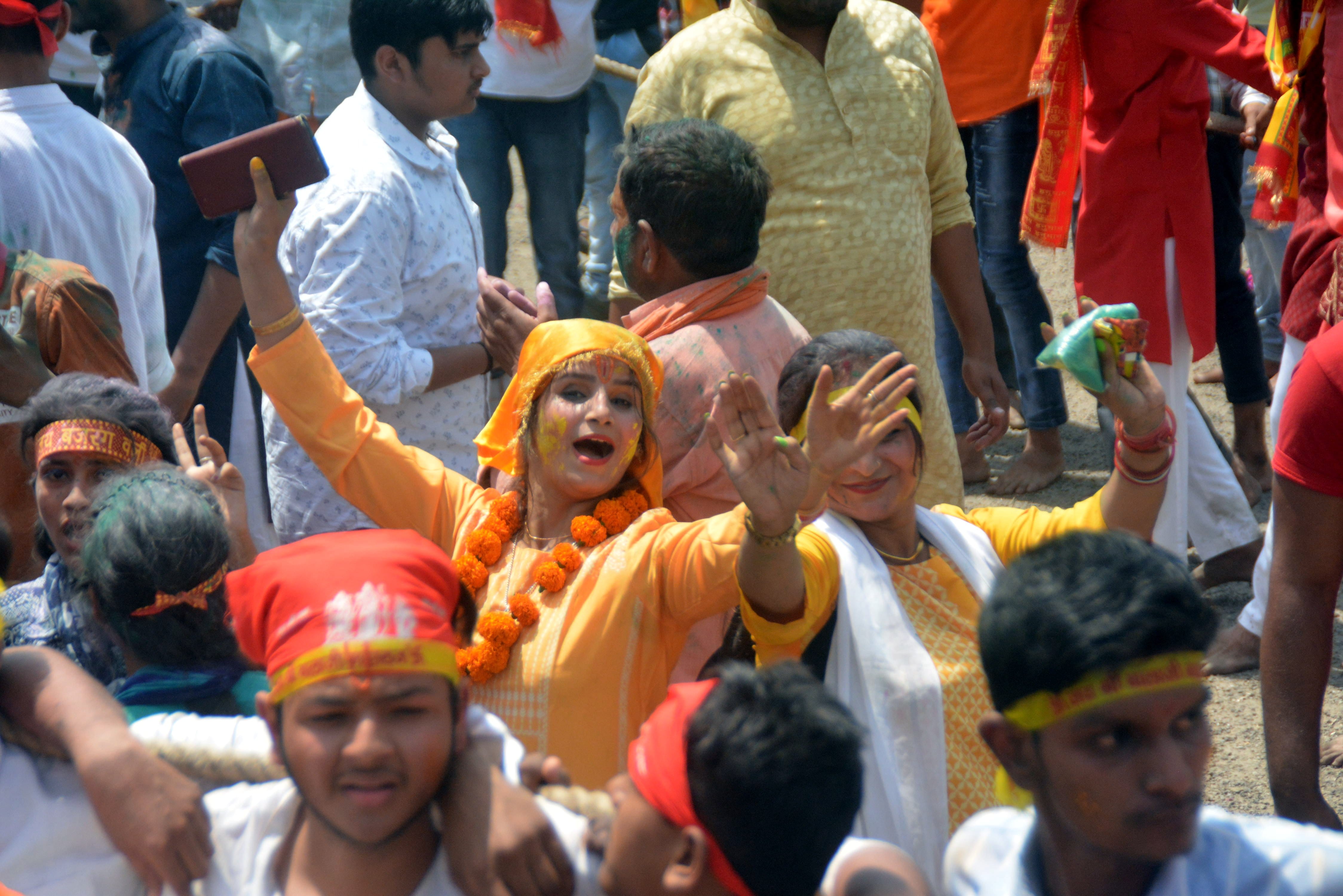 शोभायात्रा में में भक्तिमय होकर नाचते श्रद्वालु। शोभायात्रा में में भक्तिमय होकर नाचते श्रद्वालु।