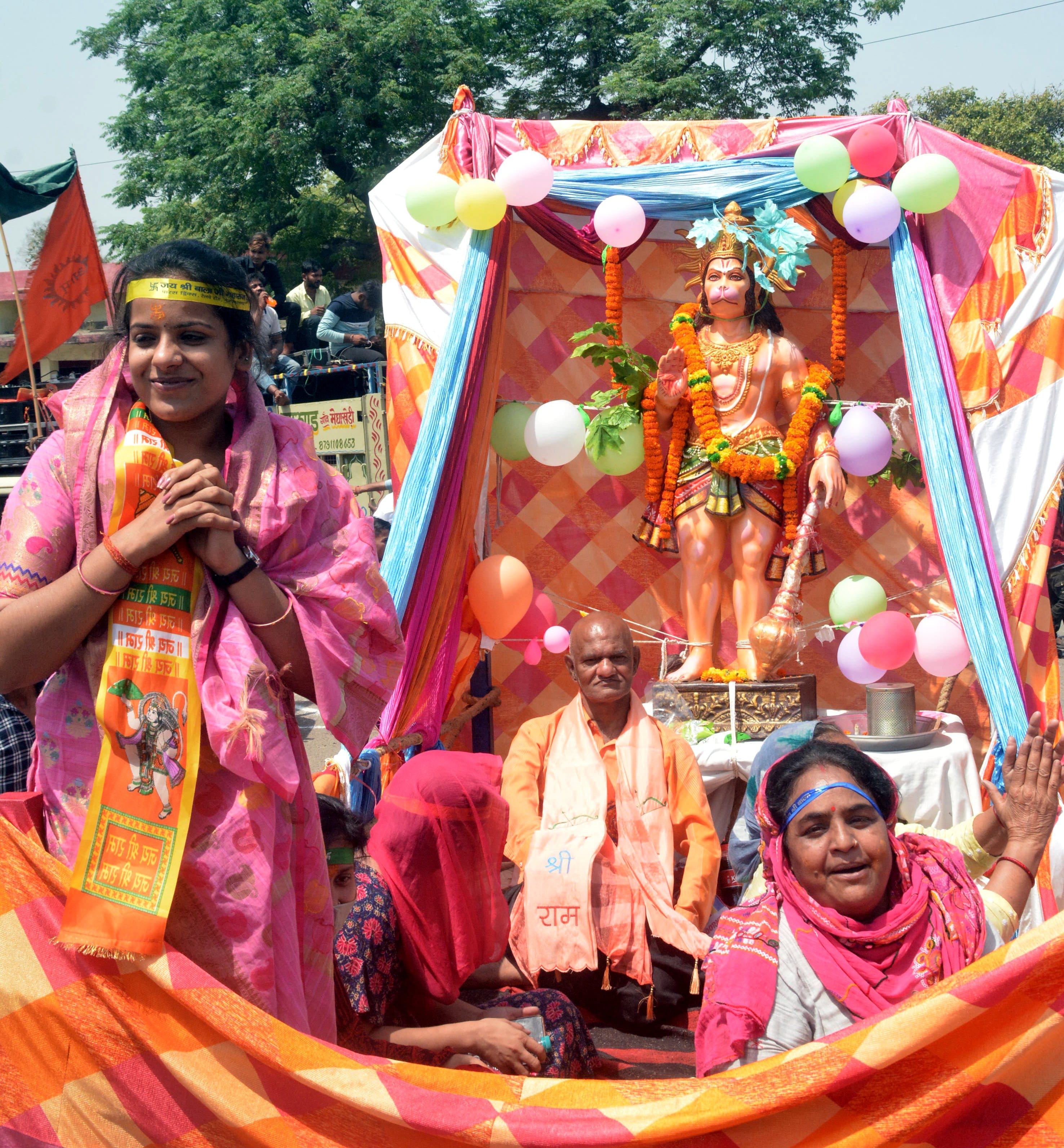 शोभायात्रा में शामिल हनुमान की सुंदर झांकी।