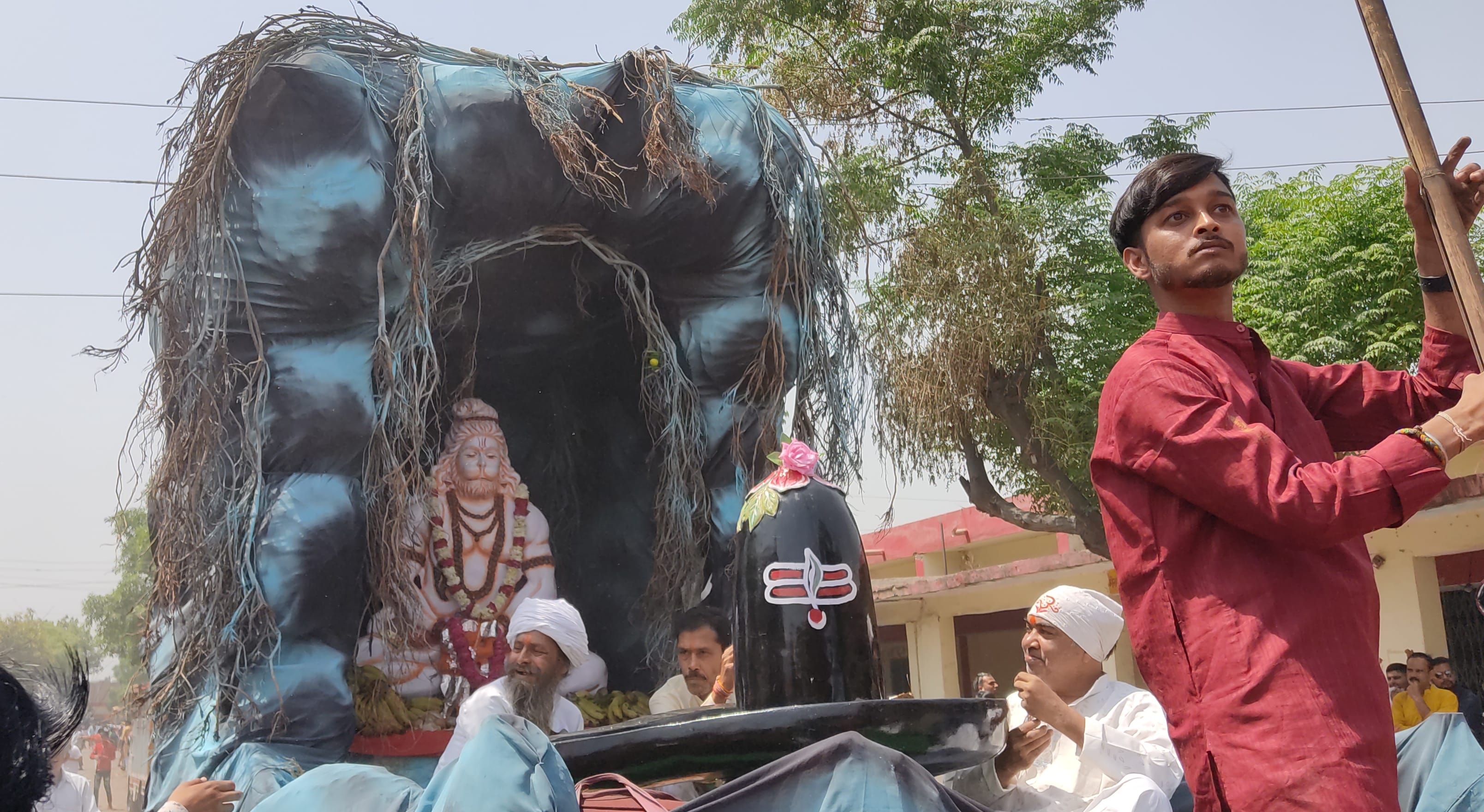 शोभायात्रा में शामिल हनुमान व शिव की सुंदर झांकी।