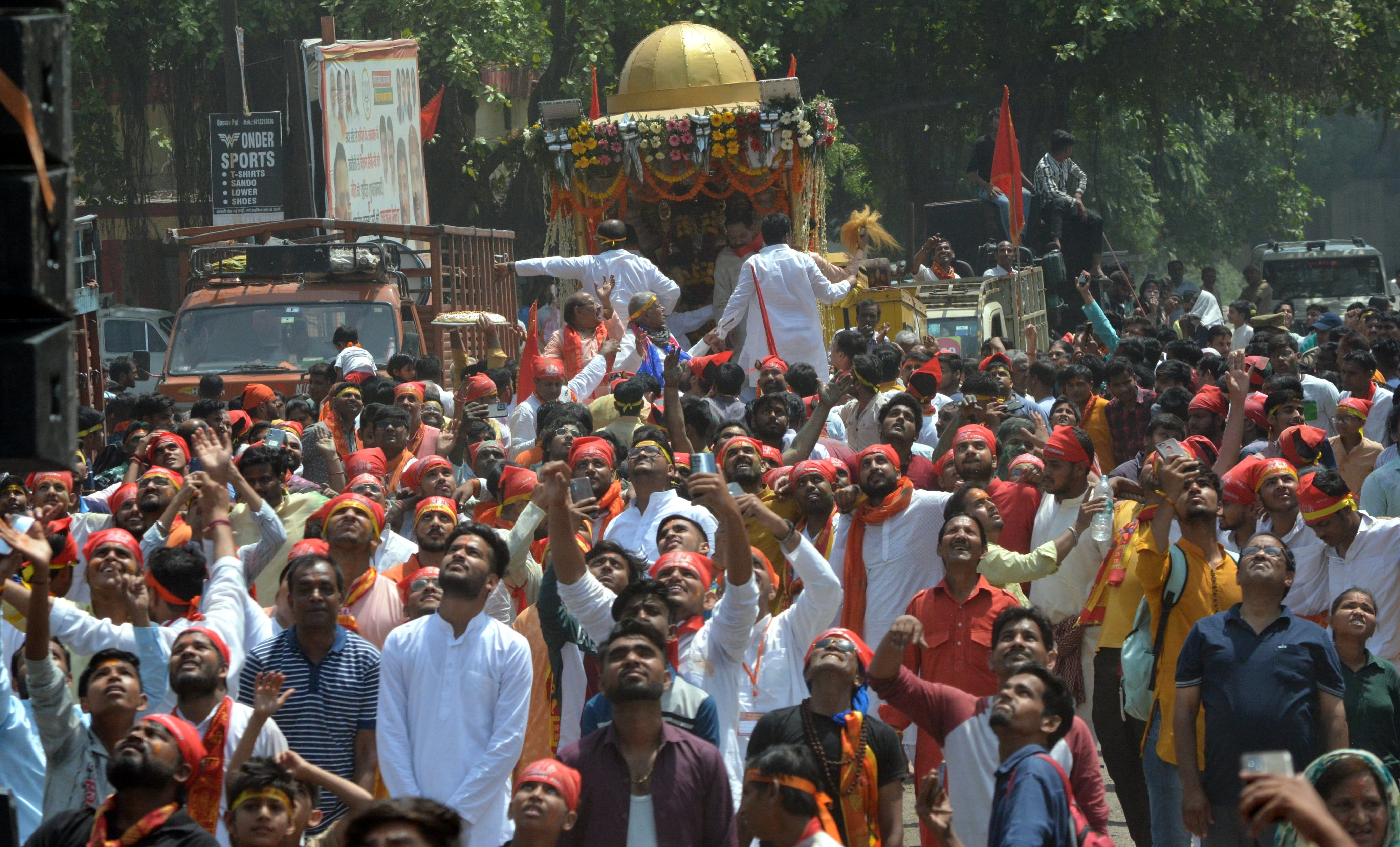 शोभायात्रा पर हेलीकॉप्टर से पुष्प वर्षा को देखते श्रद्वालु।