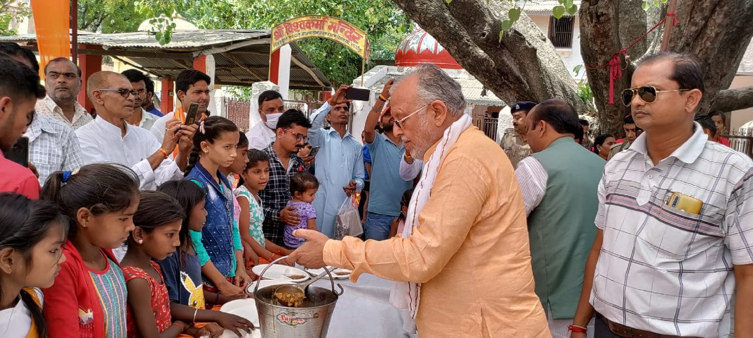 शाहजहांपुर में हनुमान जयंती पर हनुमतधाम पर आयोजित भंडारे का प्रसाद वितरण वित्तमंत्री सुरेश कुम? शाहजहांपुर में हनुमान जयंती पर हनुमतधाम पर आयोजित भंडारे का प्रसाद वितरण वित्तमंत्री सुरेश कुम?