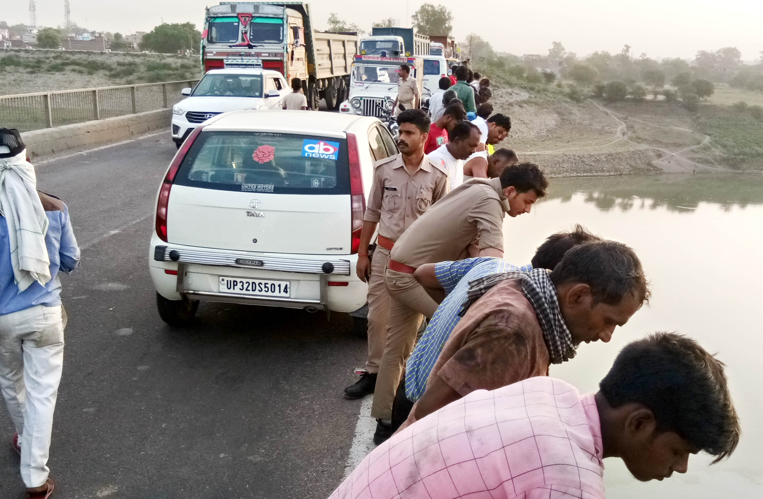 शहर के बेतवा पुल पर हाईवे में जाम में खड़े राहगीर। शहर के बेतवा पुल पर हाईवे में जाम में खड़े राहगीर।