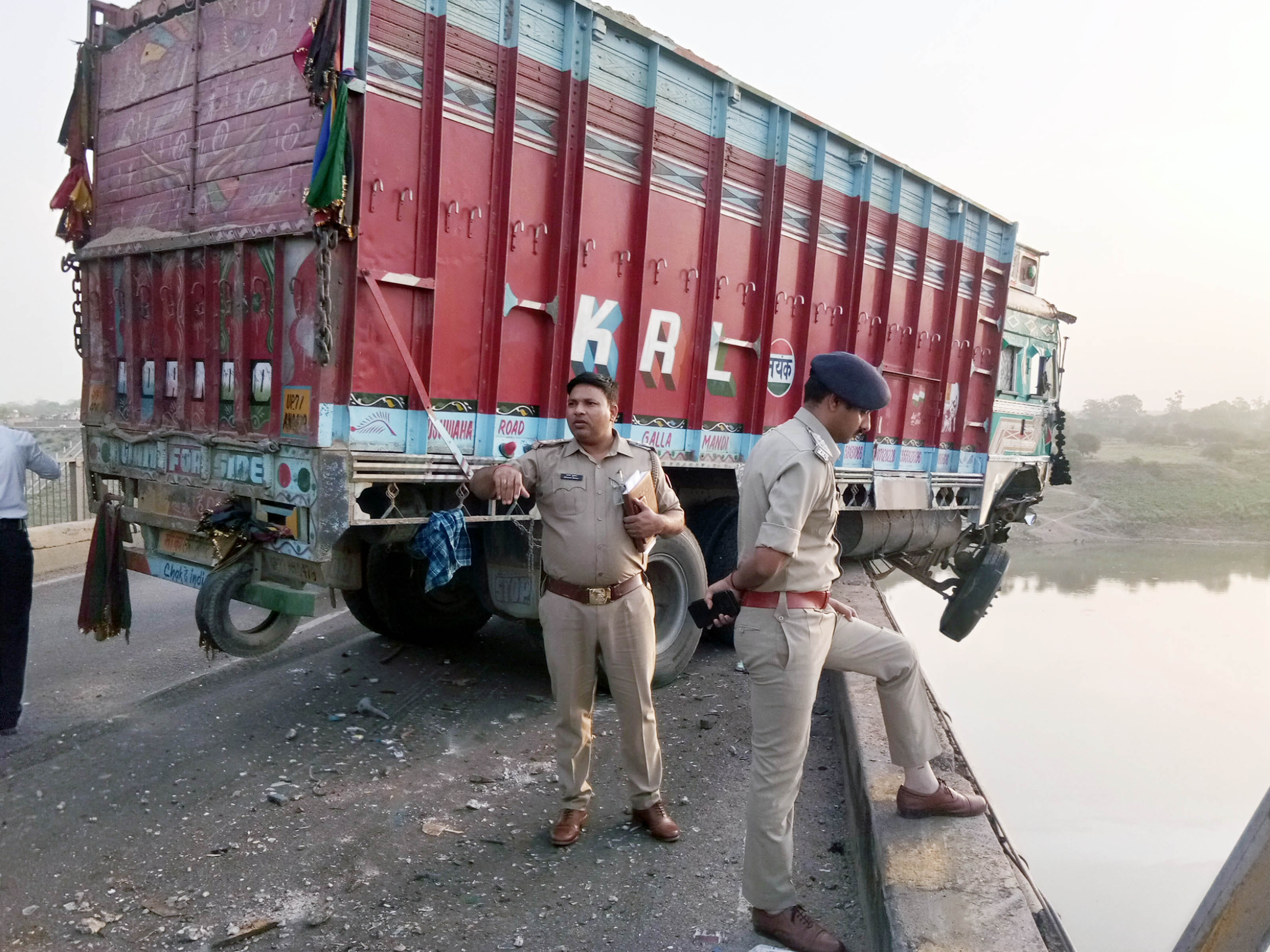 शहर में हाईवे पर बेतवा पुल के ऊपर रेलिंग में फंसा मौरंग भरा ट्रक।