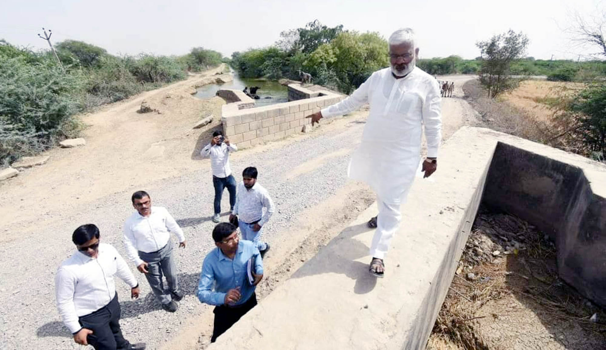 त्योरा पंप कैनाल का निरीक्षण करते प्रदेश सरकार के जलशक्ति मंत्री स्वतंत्र देव सिंह।