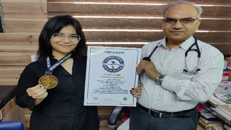 Agra: Ananya a reçu le prix international des records mondiaux d’excellence pour la peinture qui a rapporté 26 lakhs