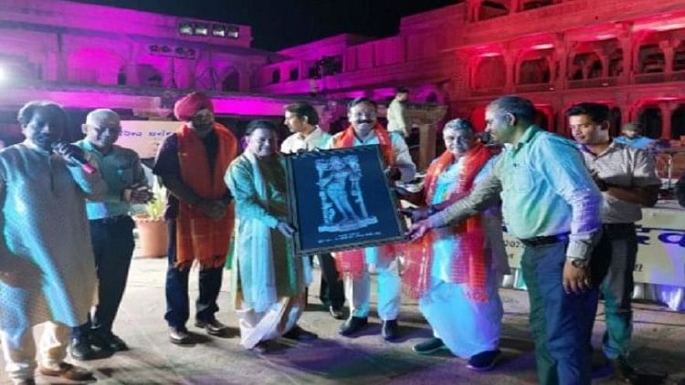 Journée du patrimoine mondial 2022 : à Fatehpur Sikri, l’empereur Bhajan Anoop Jalota étourdit et fascine les auditeurs