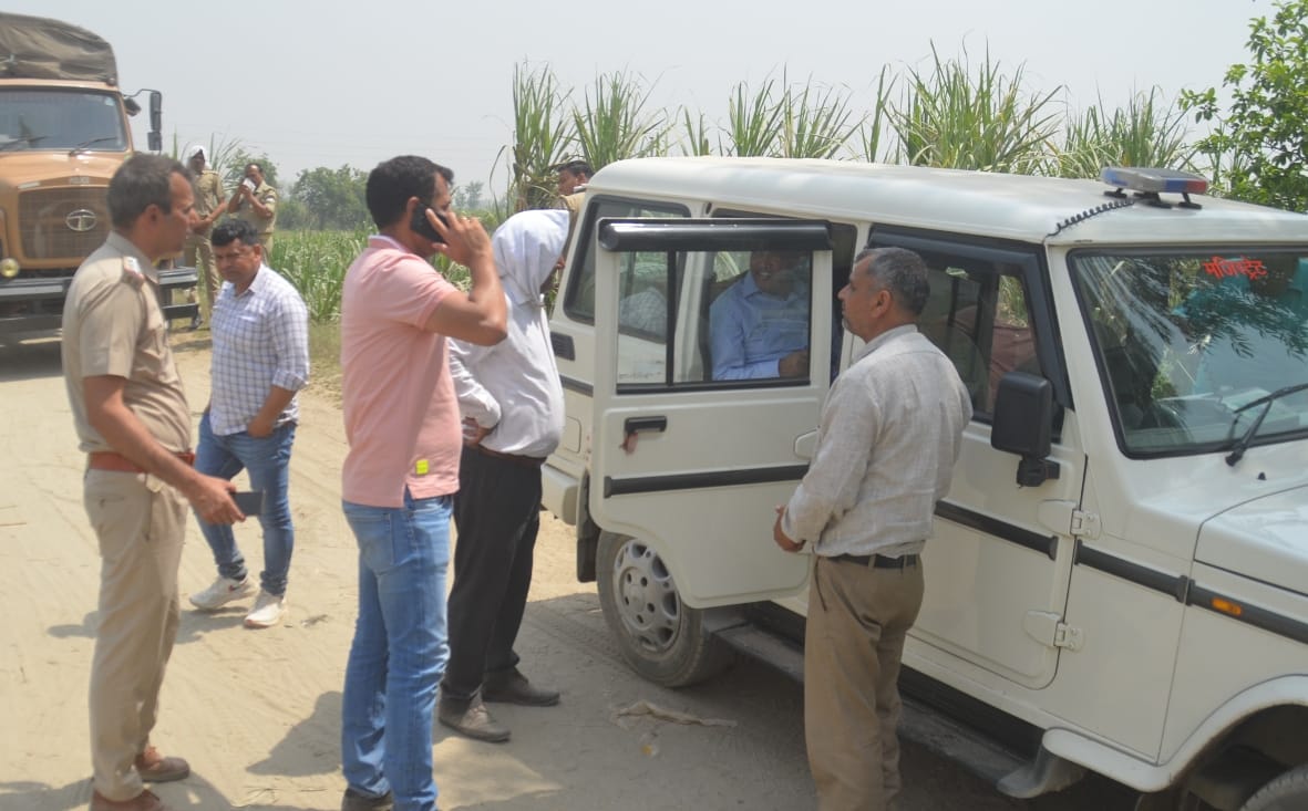 बागपत के अधिकारियों से बहस करते मुरथल व सोनीपत के अधिकारी।