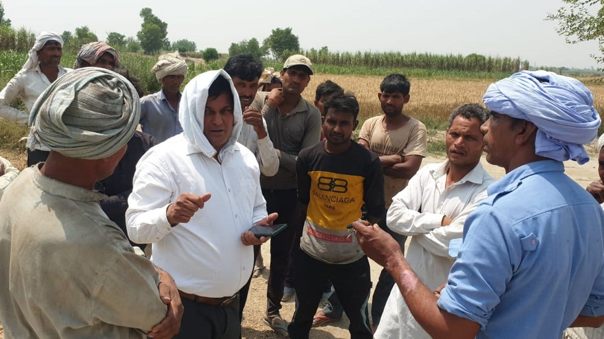 बागपत के खेड़ा इस्लामपुर में पैमाइश के दौरान सोनीपत के लेखपाल को खरीखोटी सुनाते किसान।