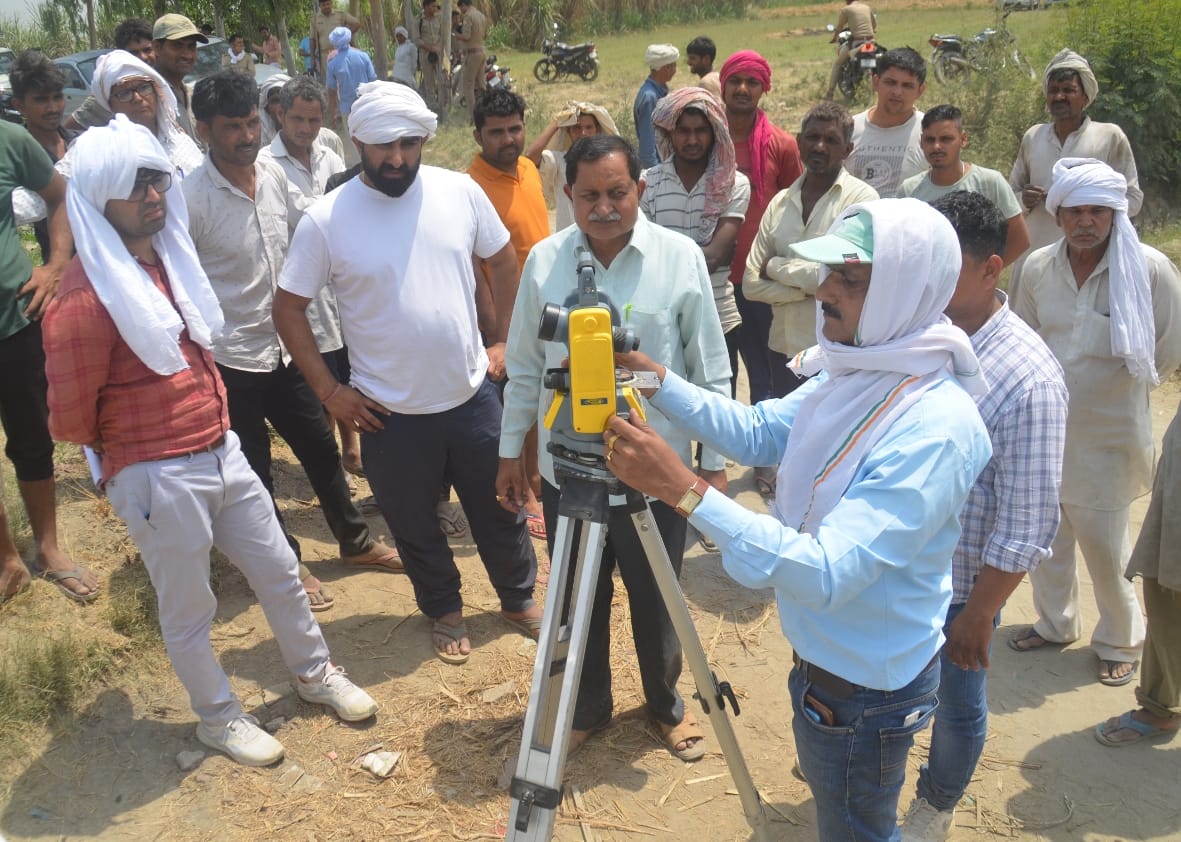 बागपत के खेड़ा इस्लामपुर यमुना खादर में पैमाइश करते गाजियाबाद से आए सर्वे विभाग के अधिकारी।