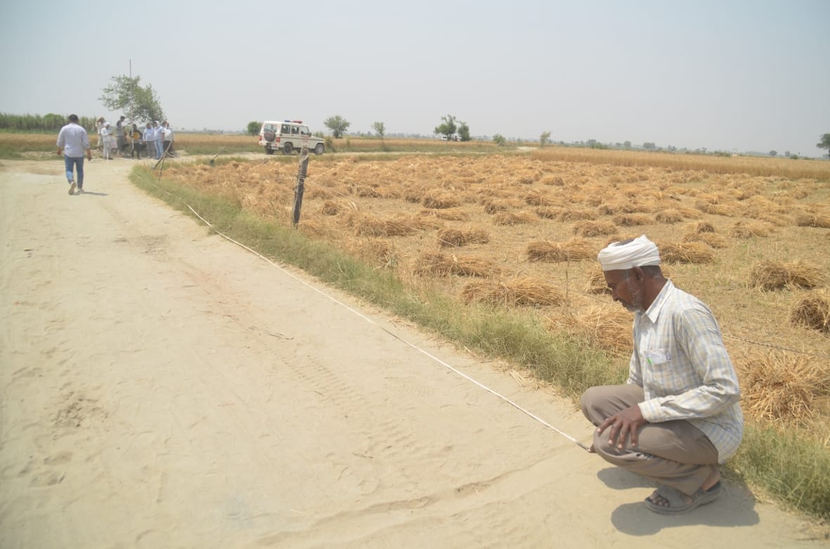 बागपत के खेड़ा इस्लामपुर यमुना खादर में पैमाइश करते हुए