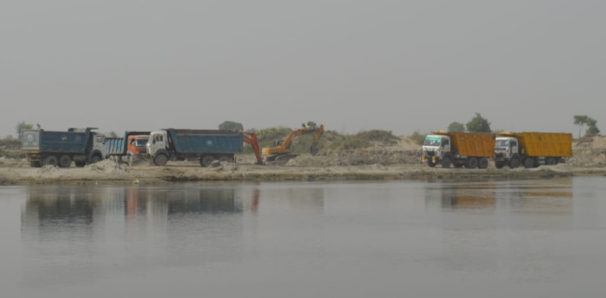 बागपत के खेड़ा इस्लामपुर यमुना में होता खनन।