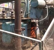 फोटो- 08- ट्रांसफारमर में उठ रही लौ । फोटो- 08- ट्रांसफारमर में उठ रही लौ ।