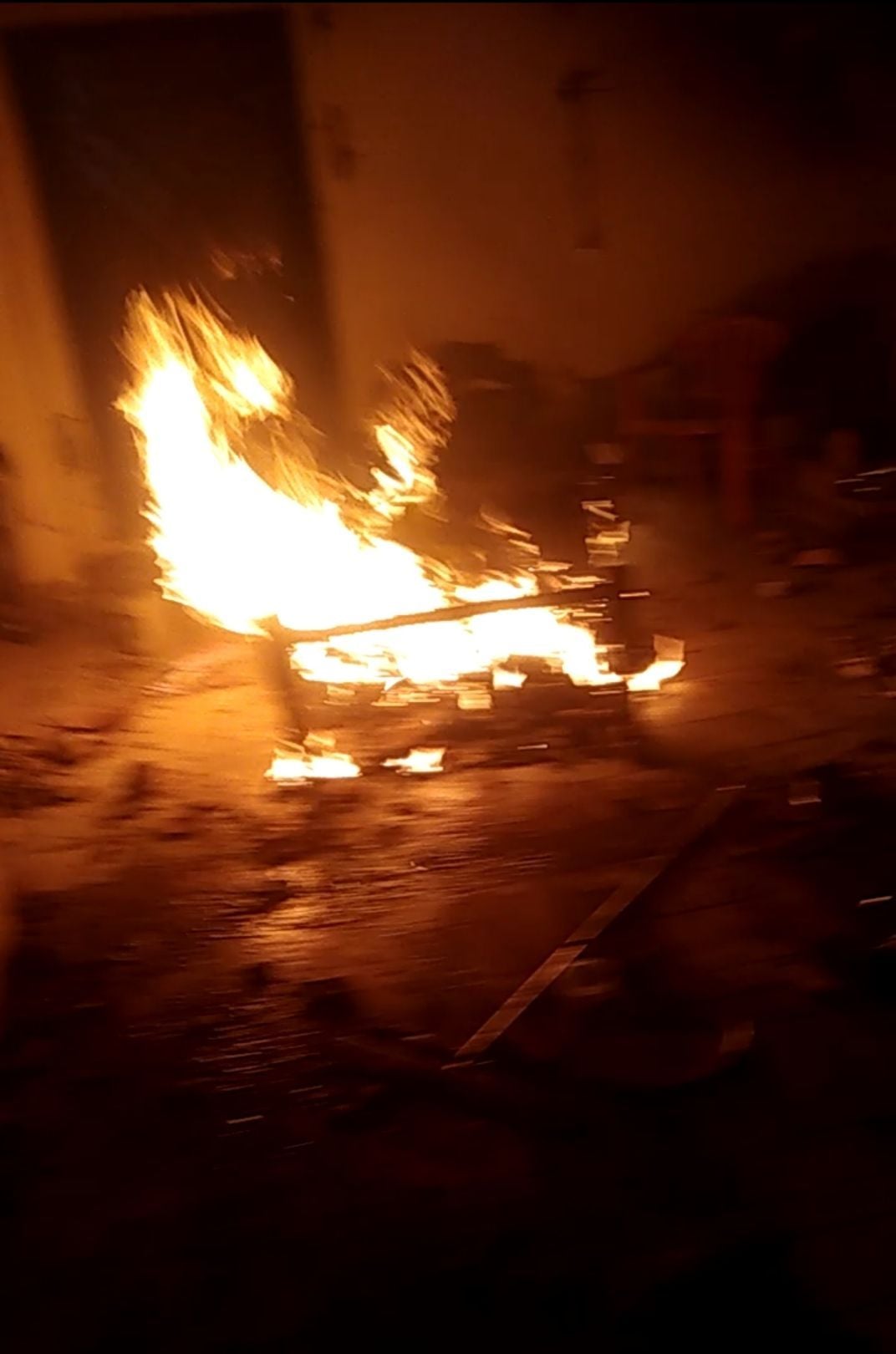 फतेहाबाद के मातूराम कॉलोनी में घर में लगाई गई आग। फतेहाबाद के मातूराम कॉलोनी में घर में लगाई गई आग।