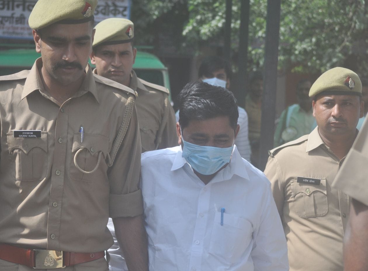 हापुड़ ः सोमवार को कोर्ट में पेश होने के बाद सपा के पूर्व जिला अध्य्क्ष तेजपाल प्रमुख को जेल ले जा?