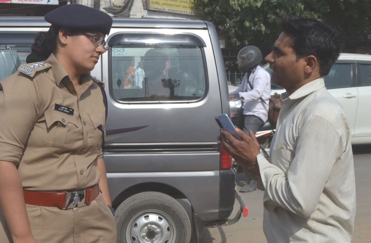 मैडम एक बार माफ़ कर दो  --सोमवार को तहसील चौराहे पर चैकिंग के दौरान ट्रैफिक सीओ श्रुति सिंह के सामन?