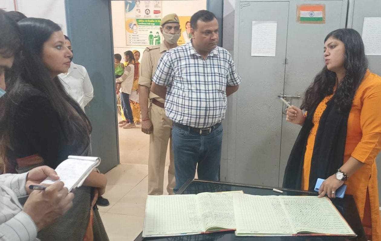 सोमवार को गढ़ रोड सीएचसी में निरीक्षण करने पहुंची जिला अधिकारी मेघा रूपम  । संवाद