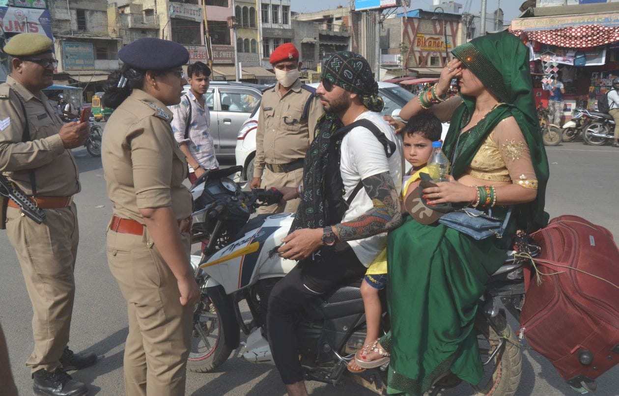 सोमवार को तहसील चौराहे पर चैकिंग के दौरान बिना हेलमेट बाइक चलाने वाले युवक को रोकती ट्रैफिक सीओ श