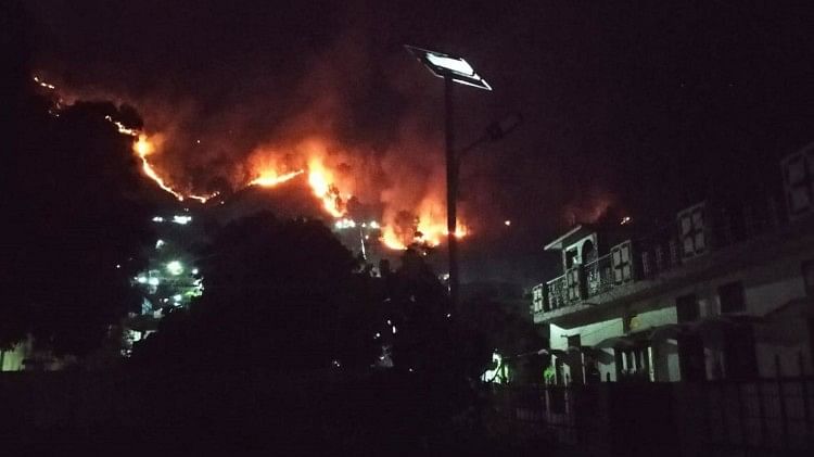 विकराल होती वनाग्नि आबादी क्षेत्र तक पहुंची: बागेश्वर में पांच मकान जले, उत्तराखंड में 78 स्थानों पर लगी जंगल में आग, देखिए तस्वीरें श्रीनगर में धधकते जंगल