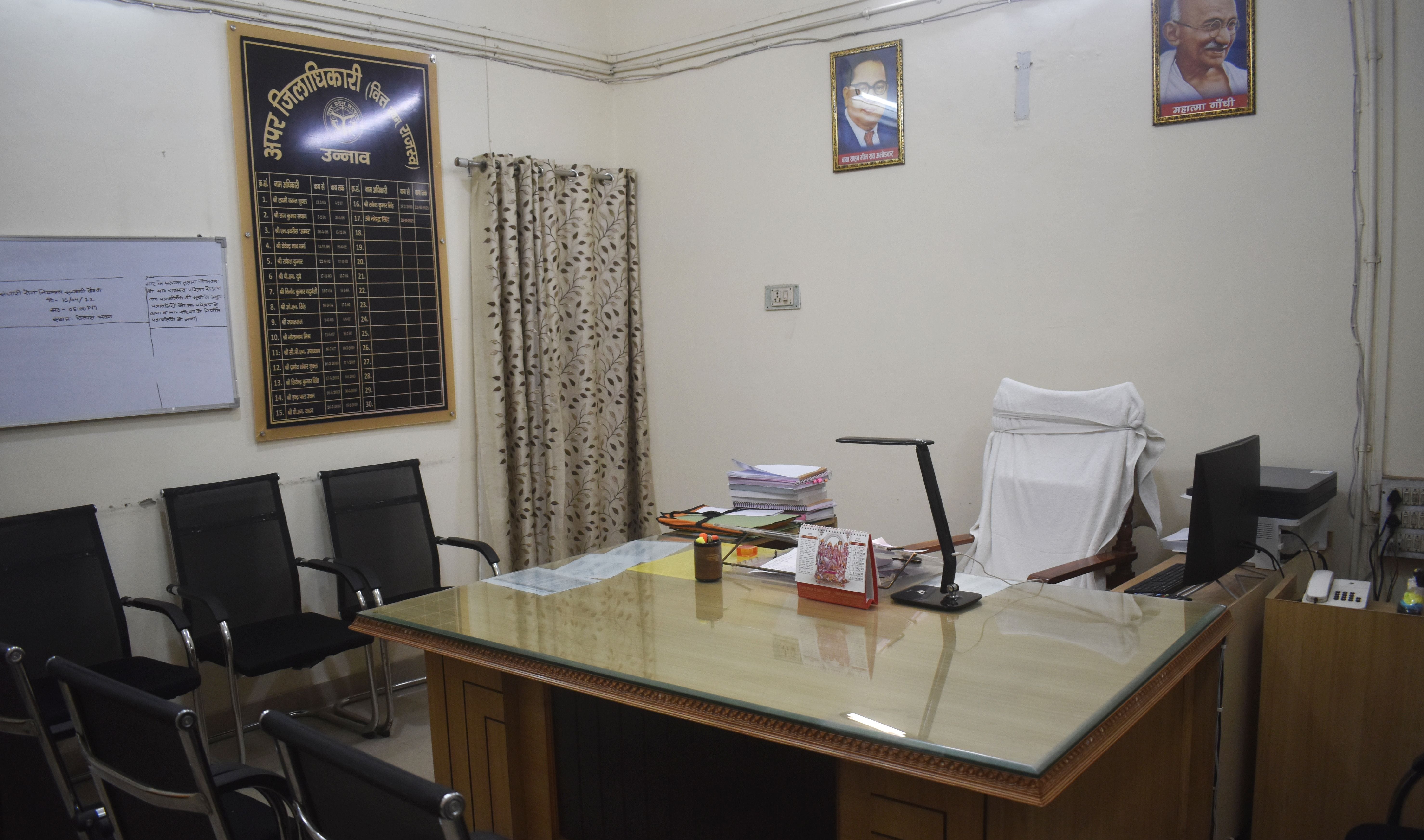 अपर जिलाधिकारी न्यायिक विकास कुमार सिंह की खाली पड़ी कुर्सी। संवाद