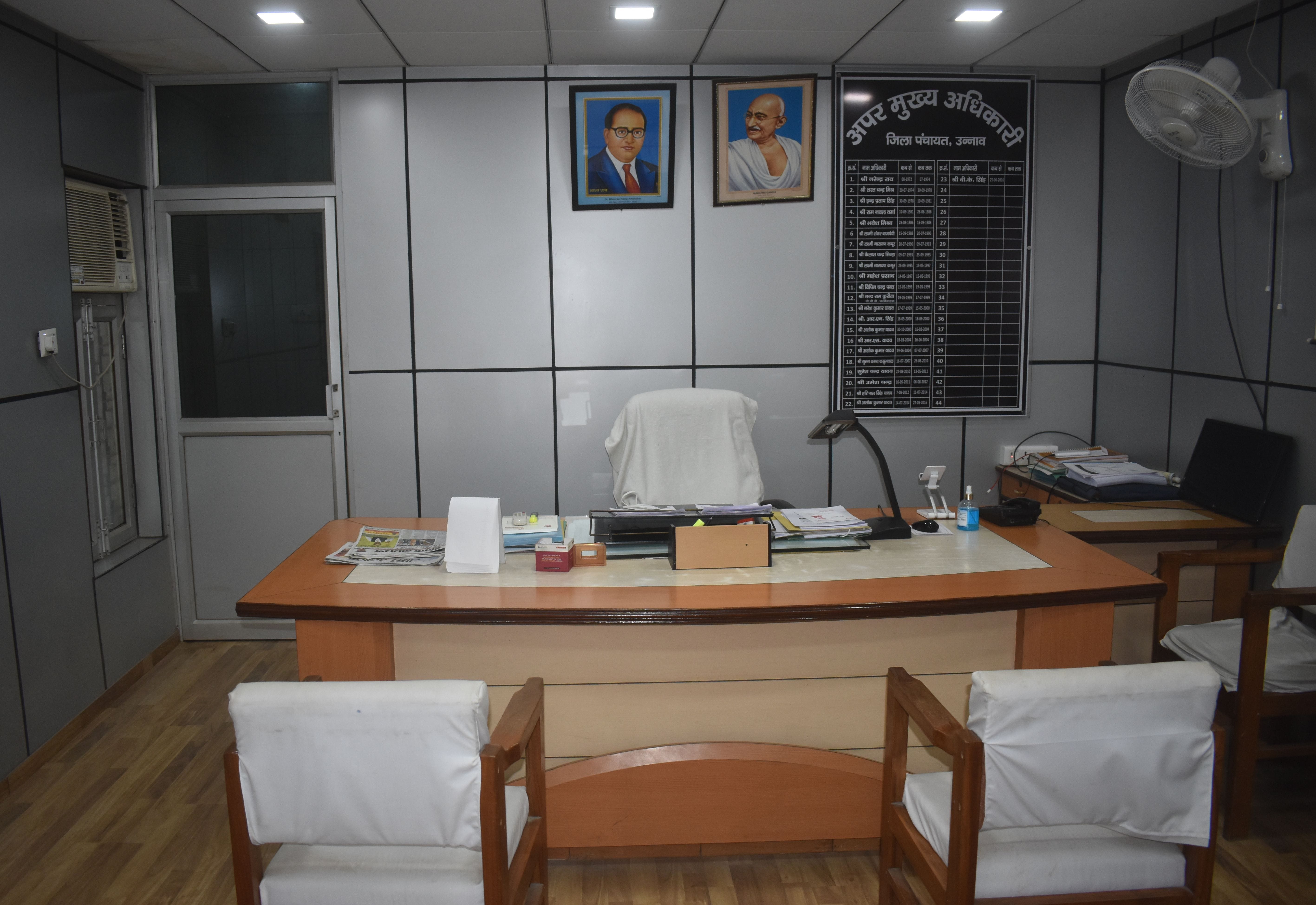 अपर मुख्य अधिकारी जिला पंचायत वीके सिंह की खाली पड़ी कुर्सी। संवाद