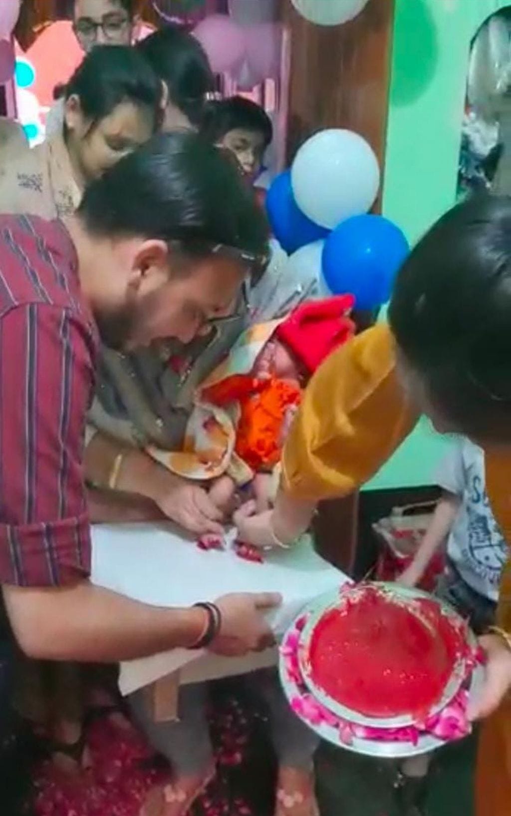 बच्चे का स्वागत करते परिवार के लोग।संवाद बच्चे का स्वागत करते परिवार के लोग।संवाद