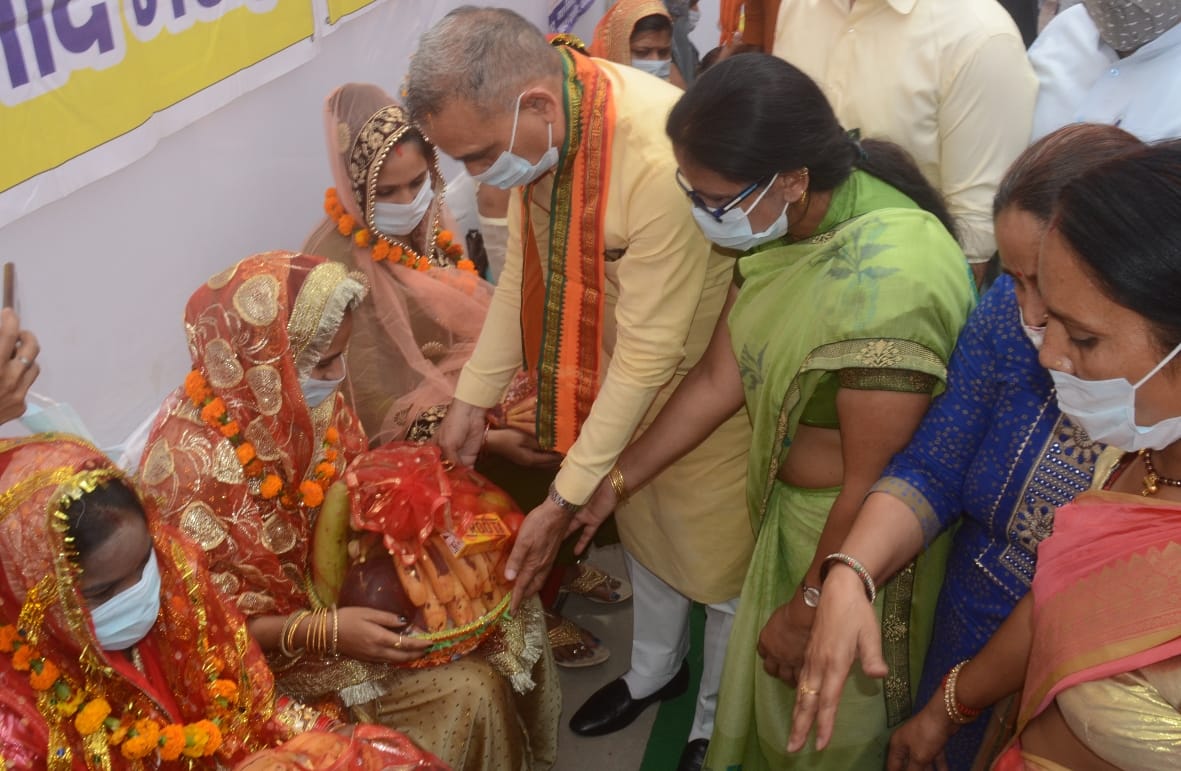 बागपत सीएचसी में आयोजित कार्यक्रम में महिलाओं की गोद भराई के दौरान फल की टोकरी देते सांसद डॉ.सत्य