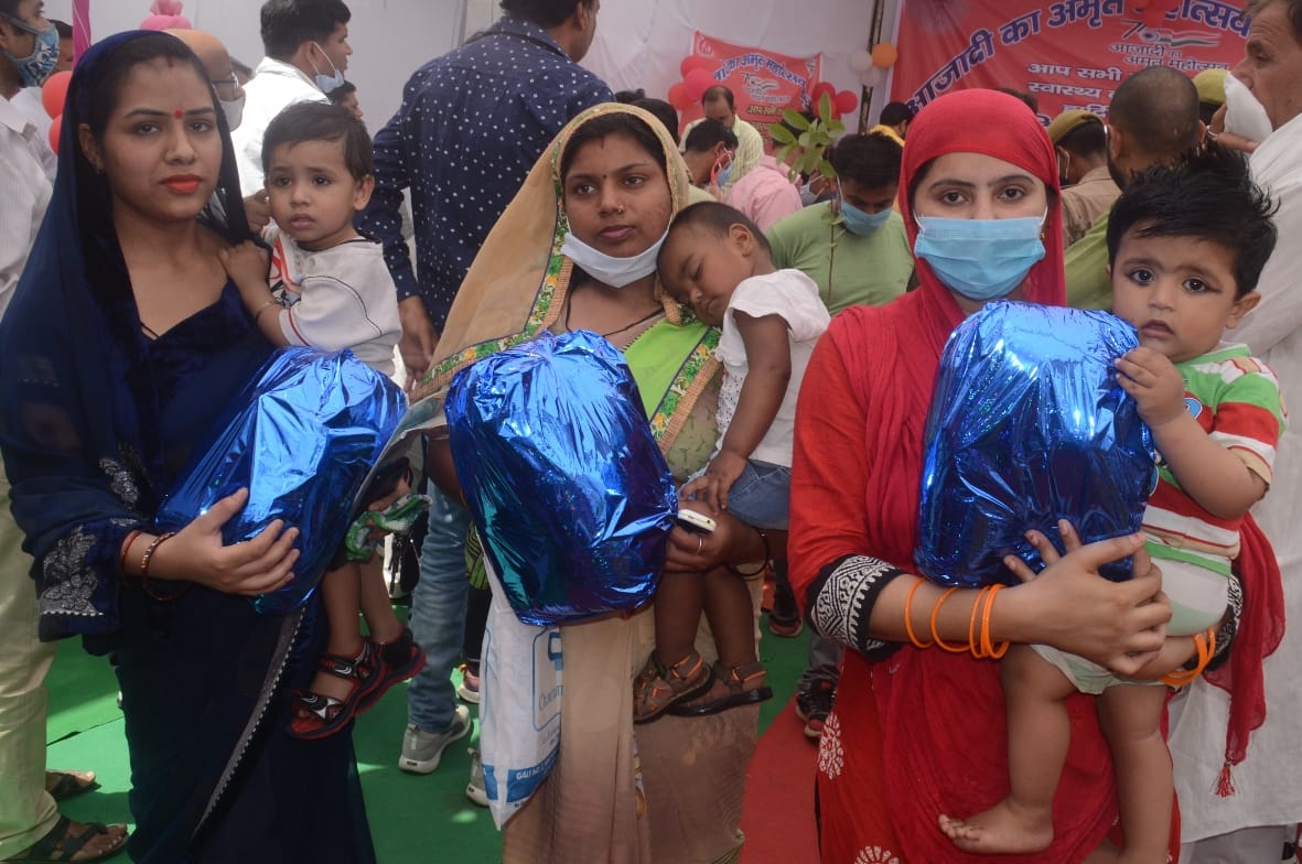 बागपत सीएचसी में आयोजित स्वास्थ्य मेले में सम्मानित की गई माताएं