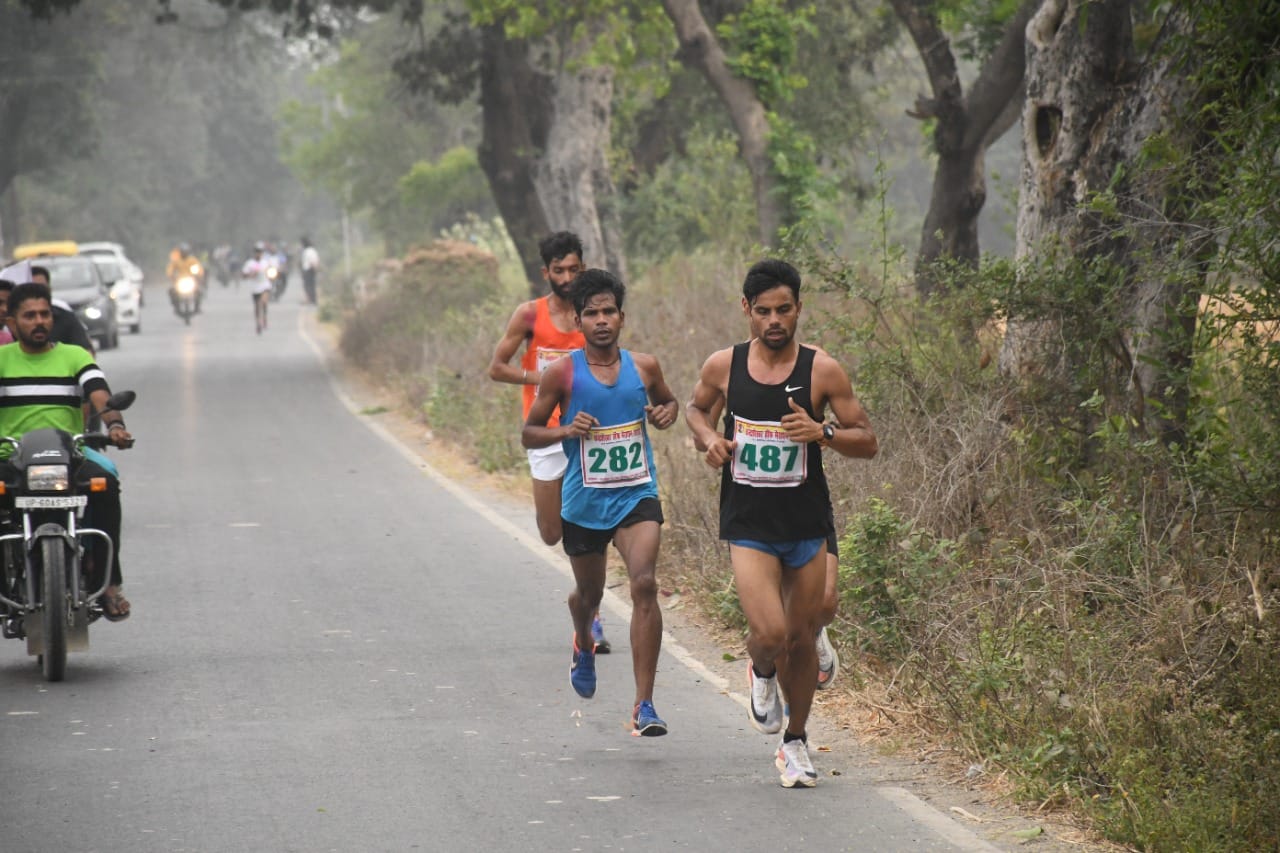 बलिया में पूर्व प्रधानमंत्री स्व. चंद्रशेखर की स्मृति में आयोजित हाफ मैराथन प्रतियोगिता में दौड बलिया में पूर्व प्रधानमंत्री स्व. चंद्रशेखर की स्मृति में आयोजित हाफ मैराथन प्रतियोगिता में दौड