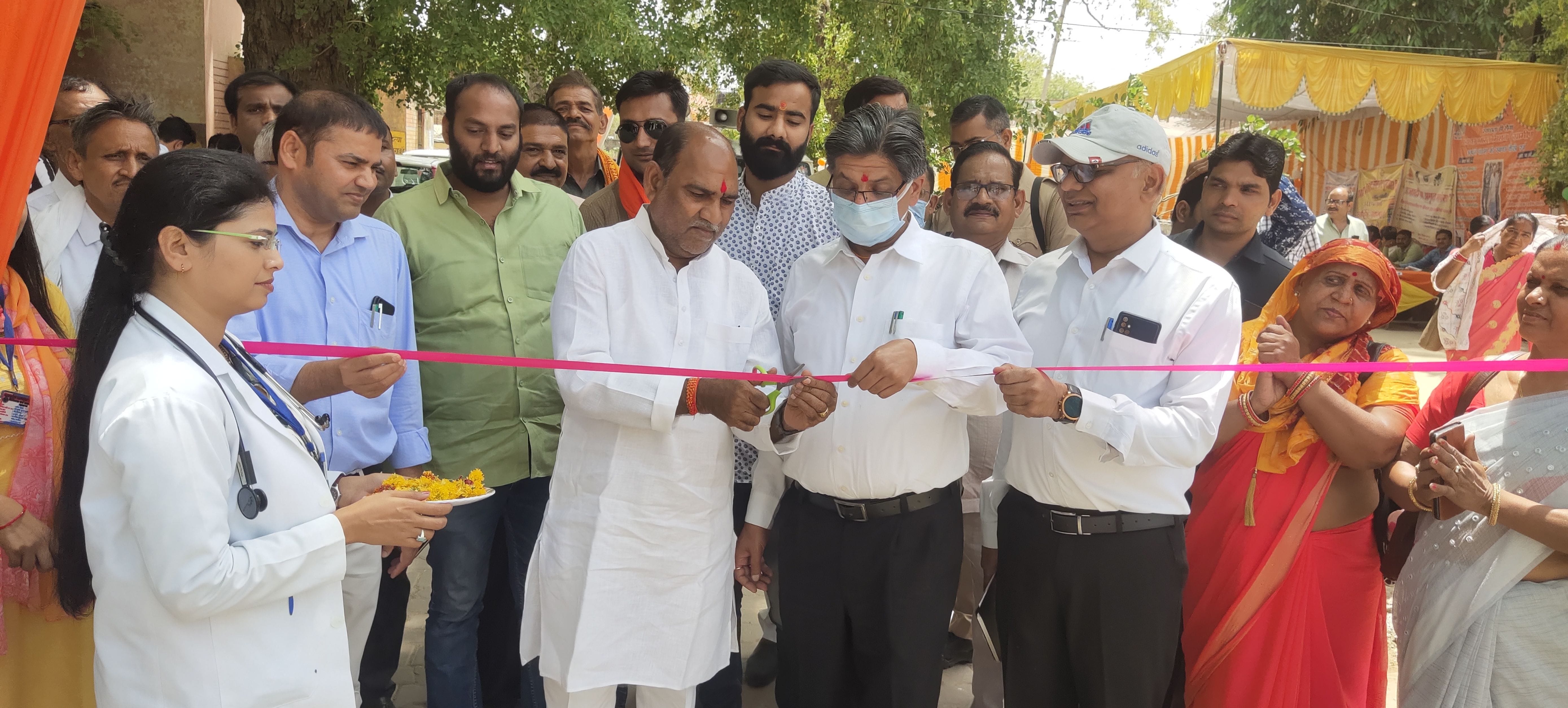 डकोर ब्लॉक परिसर में स्वास्थ्य मेले का फीता काटकर उद्घाटन करते विधायक गौरी शंकर वर्मा डकोर ब्लॉक परिसर में स्वास्थ्य मेले का फीता काटकर उद्घाटन करते विधायक गौरी शंकर वर्मा
