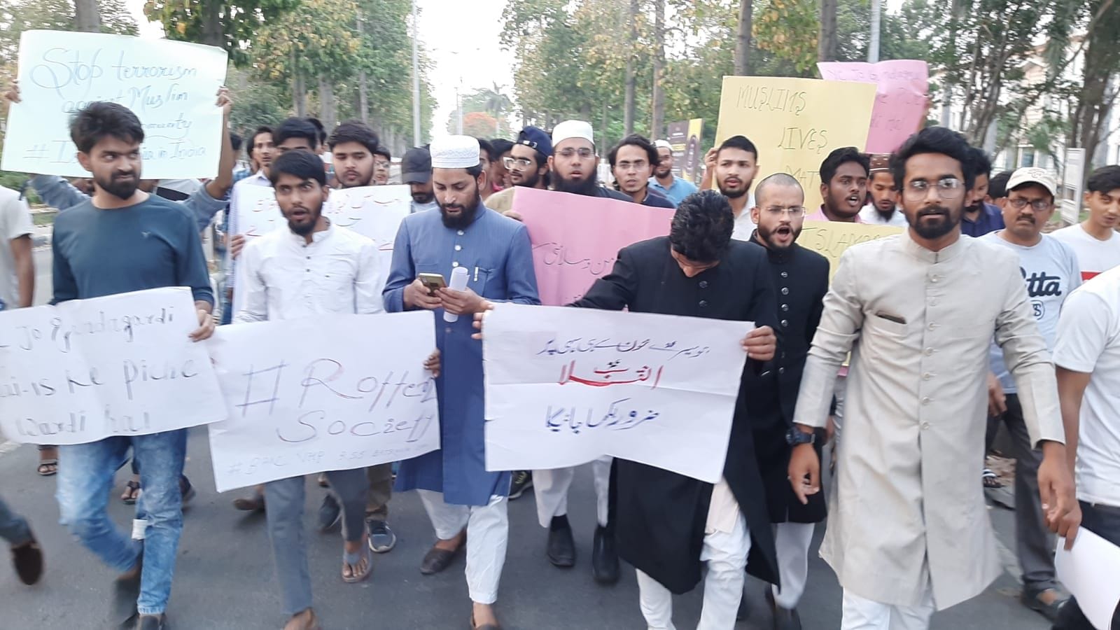 एएमयू में इस्लामफोबिया के खिलाफ प्रदर्शन करते छात्र। एएमयू में इस्लामफोबिया के खिलाफ प्रदर्शन करते छात्र।