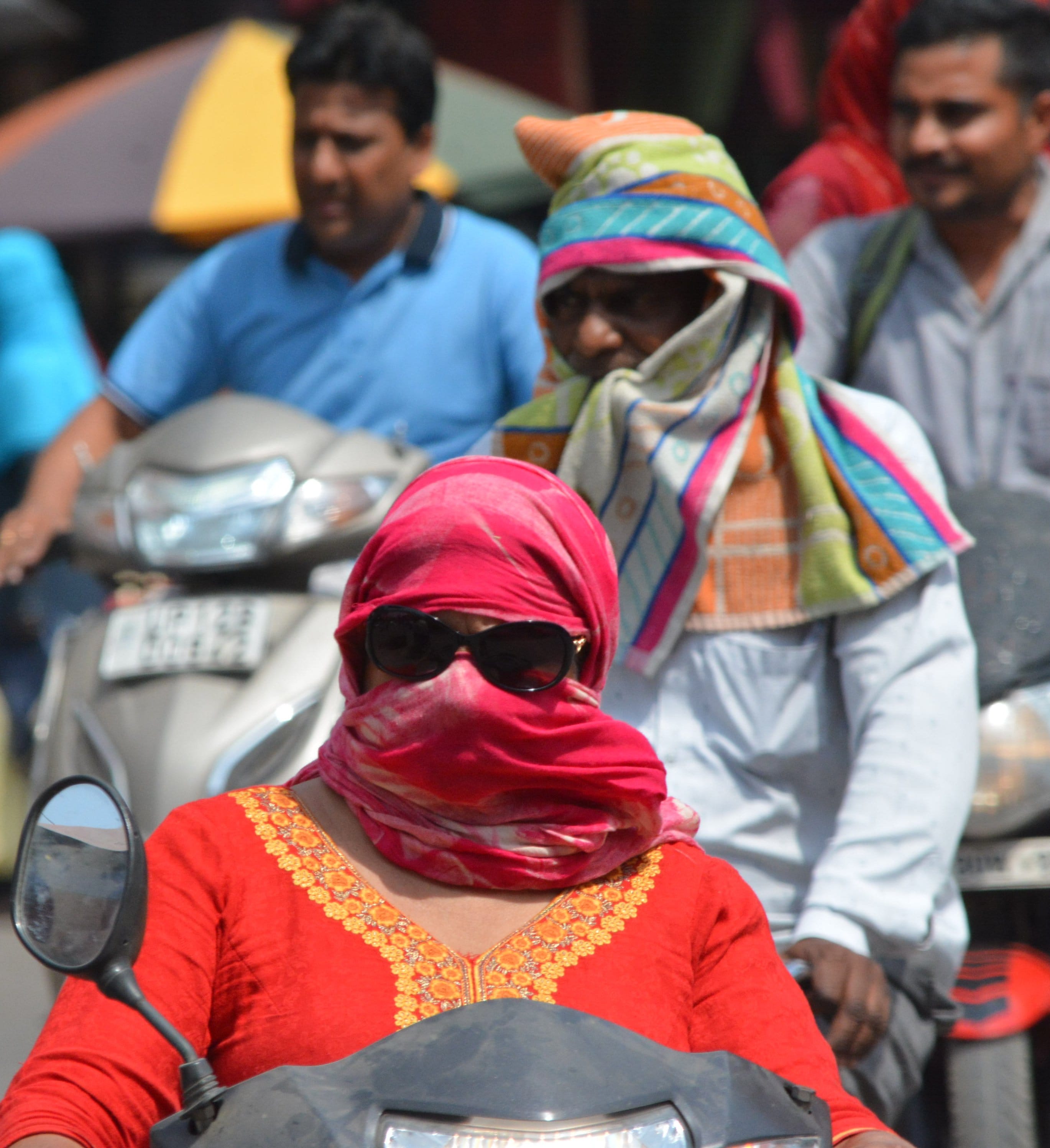 गर्मी में सूरज की तपिश से बचने के तैलिया व सूती कपडा का सहारा लेते दिखे राहगीर।