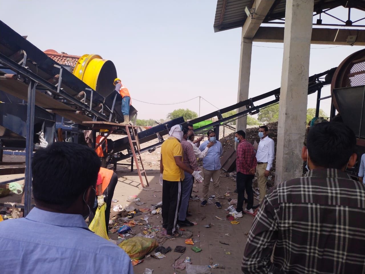 गांव बकरियांवाली में सॉलिड वेस्ट प्लांट का निरीक्षण करती एनजीटी की टीम। गांव बकरियांवाली में सॉलिड वेस्ट प्लांट का निरीक्षण करती एनजीटी की टीम।