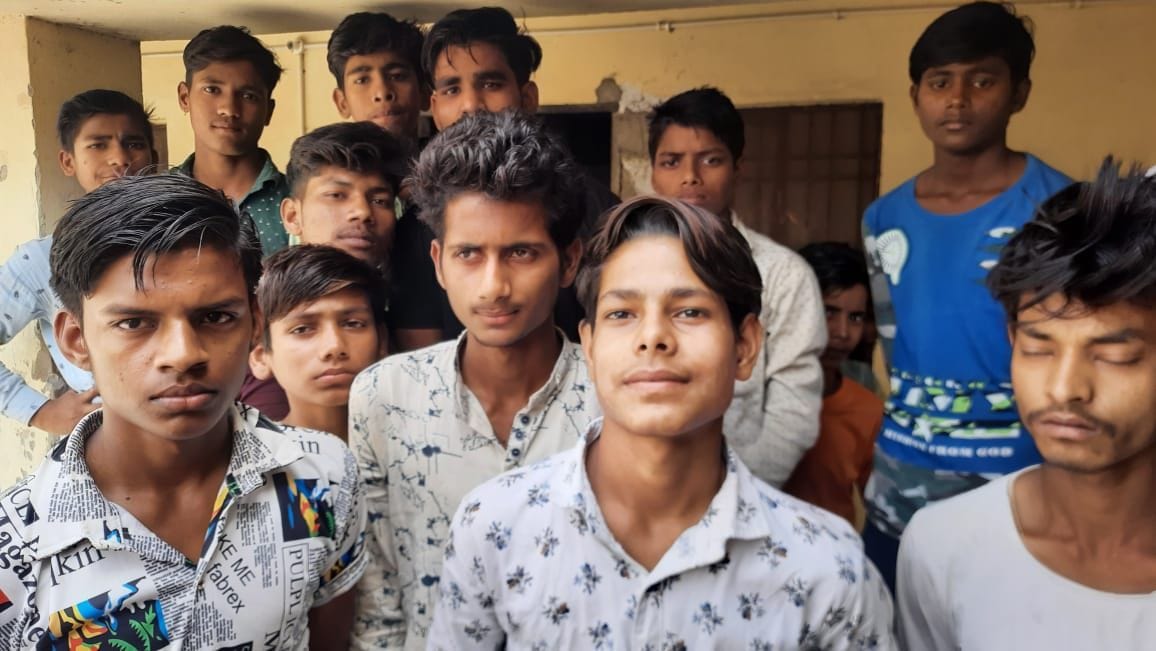 घसना की जानकारी देते मृतक छात्र के दोस्त घसना की जानकारी देते मृतक छात्र के दोस्त