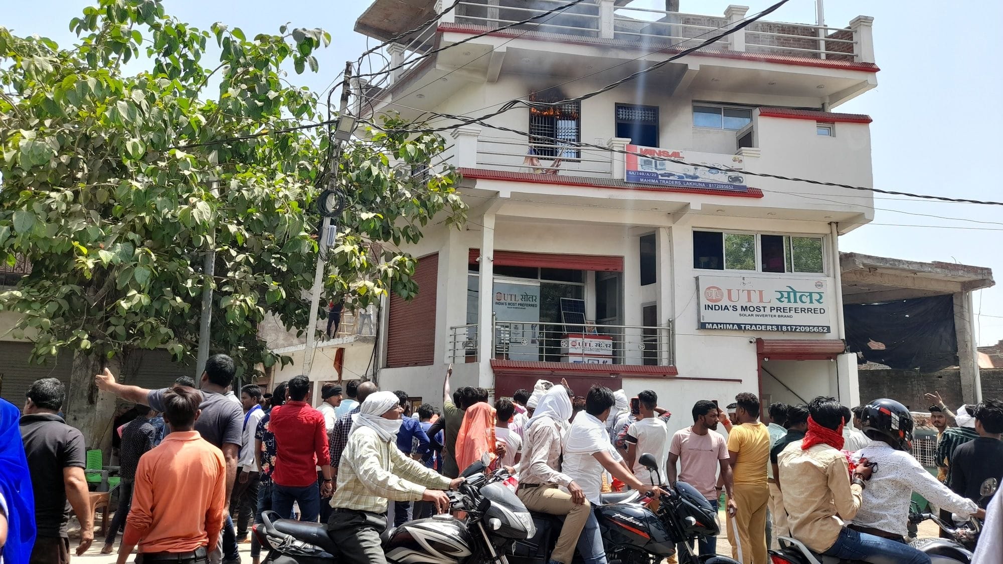 इलेक्ट्रॉनिक्स के गोदाम में लगी आग, सड़क पर राहगीरों की लगी भीड़