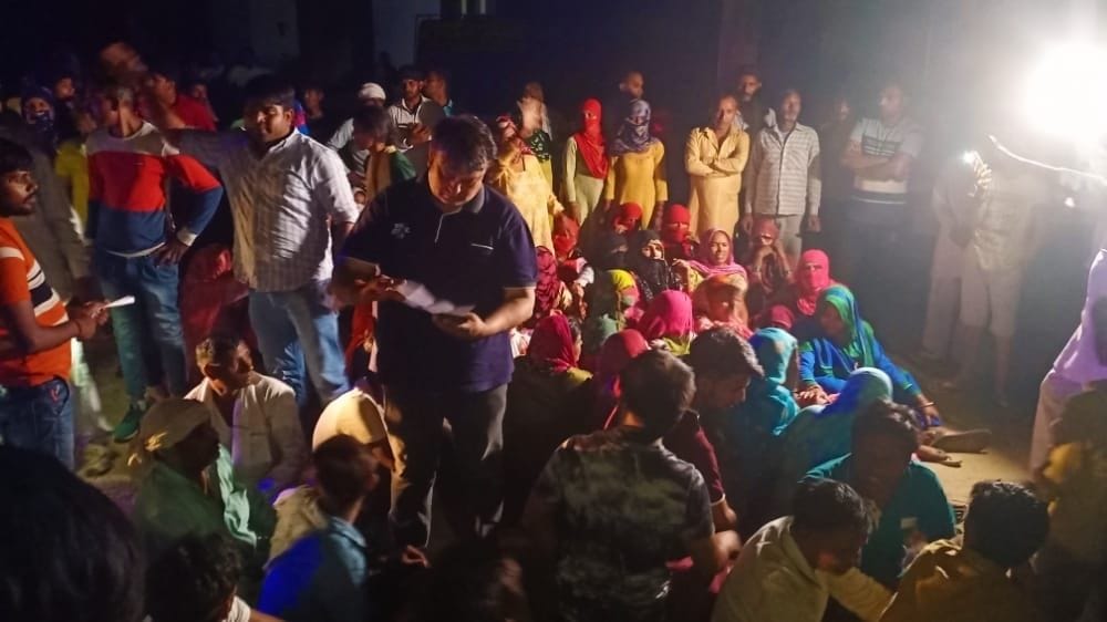 जुलाना थाना के बाहर धरना देकर बैठे लोग। संवाद