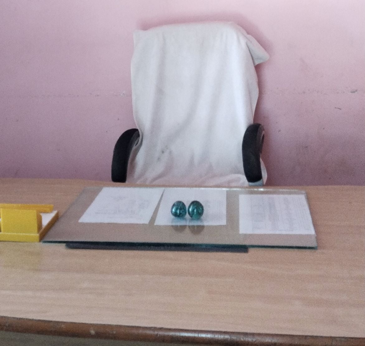 जैतीपुर में एडीओ पंचायत की खाली पड़ी कुर्सी ।  संवाद