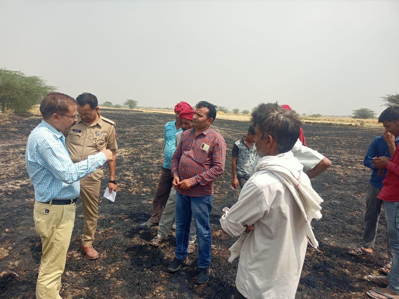 किसानों से बात करते एसडीएम ताखा किसानों से बात करते एसडीएम ताखा