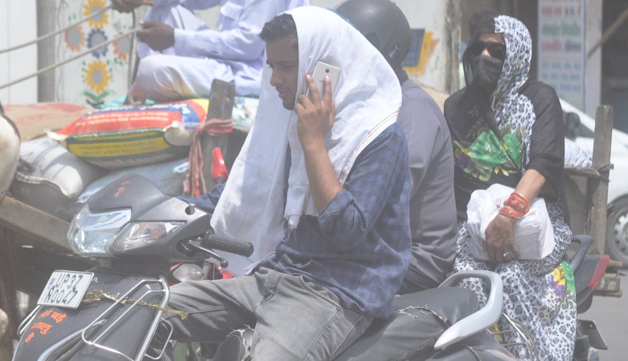 मंगलवार को तहसील चौराहे पर बिना हेलमेट लगाये स्कूटी पर बात करते जाता युवक । संवाद