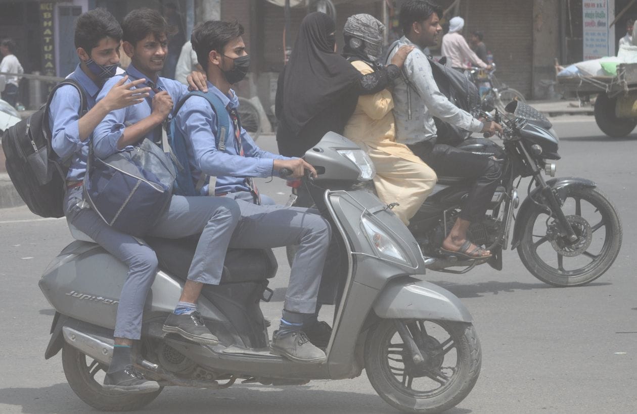 मंगलवार को तहसील चौराहे पर बिना हेलमेट लगाये स्कूटी पर ट्रेपलिंग करते छात्र । संवाद मंगलवार को तहसील चौराहे पर बिना हेलमेट लगाये स्कूटी पर ट्रेपलिंग करते छात्र । संवाद