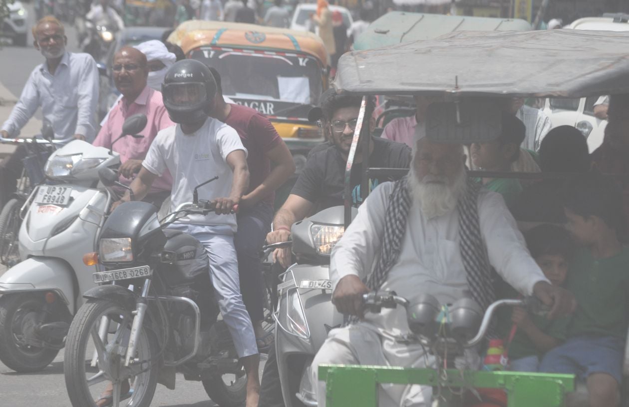 मंगलवार को तहसील चौराहे पर बिना मास्क लगाये खड़े वाहन चालक  । संवाद
