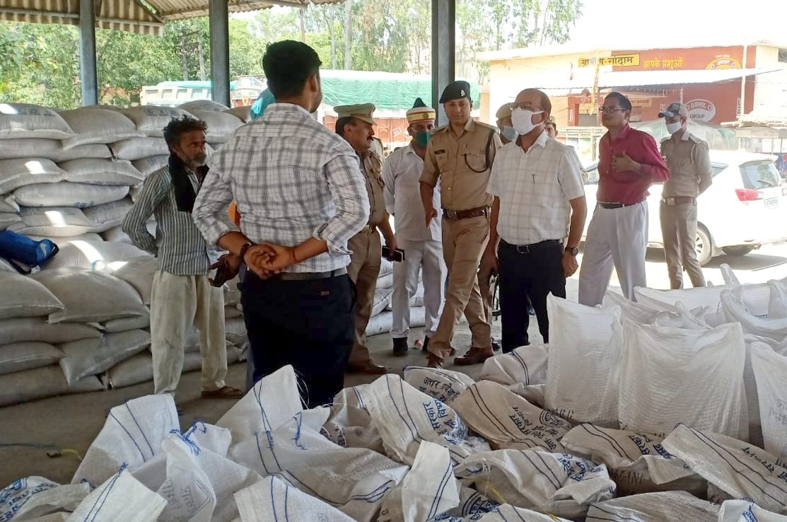 नगीना कोतवाली मार्ग पर नवीन मंडी स्थल पर स्थित गेहूं क्रय केंद्र पर जांच करने पहुंचे डीएम उमेश मि