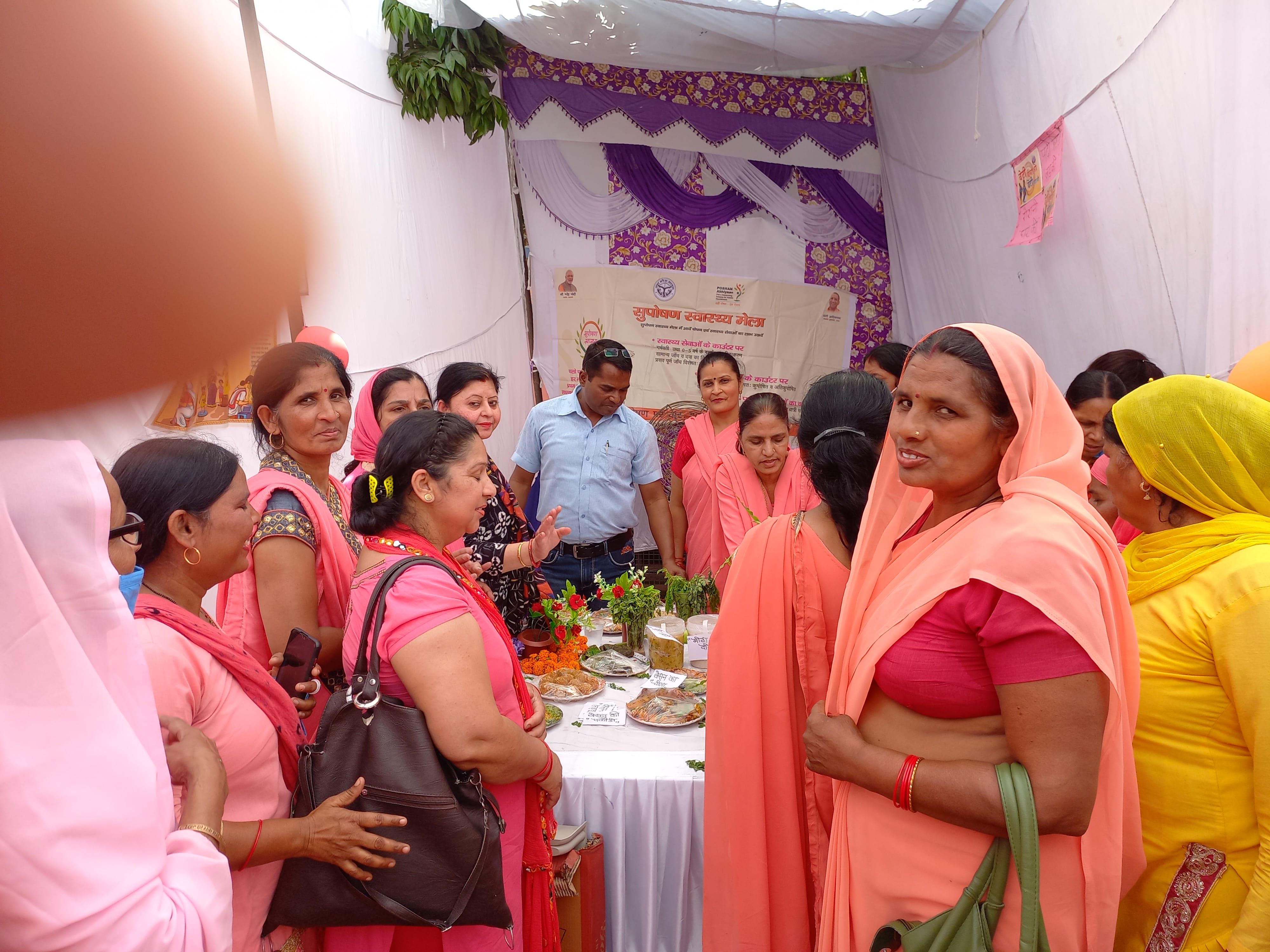 पुरकाजी प्राथमिक स्वास्थय केंद्र पर मेले में लगा स्टाल पर उमडी भीड़। पुरकाजी प्राथमिक स्वास्थय केंद्र पर मेले में लगा स्टाल पर उमडी भीड़।