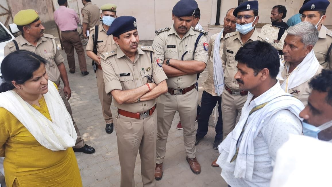पोस्टमार्टम हाउस में छात्र के परिजनों से बात करते डीएम और एसएसपी पोस्टमार्टम हाउस में छात्र के परिजनों से बात करते डीएम और एसएसपी
