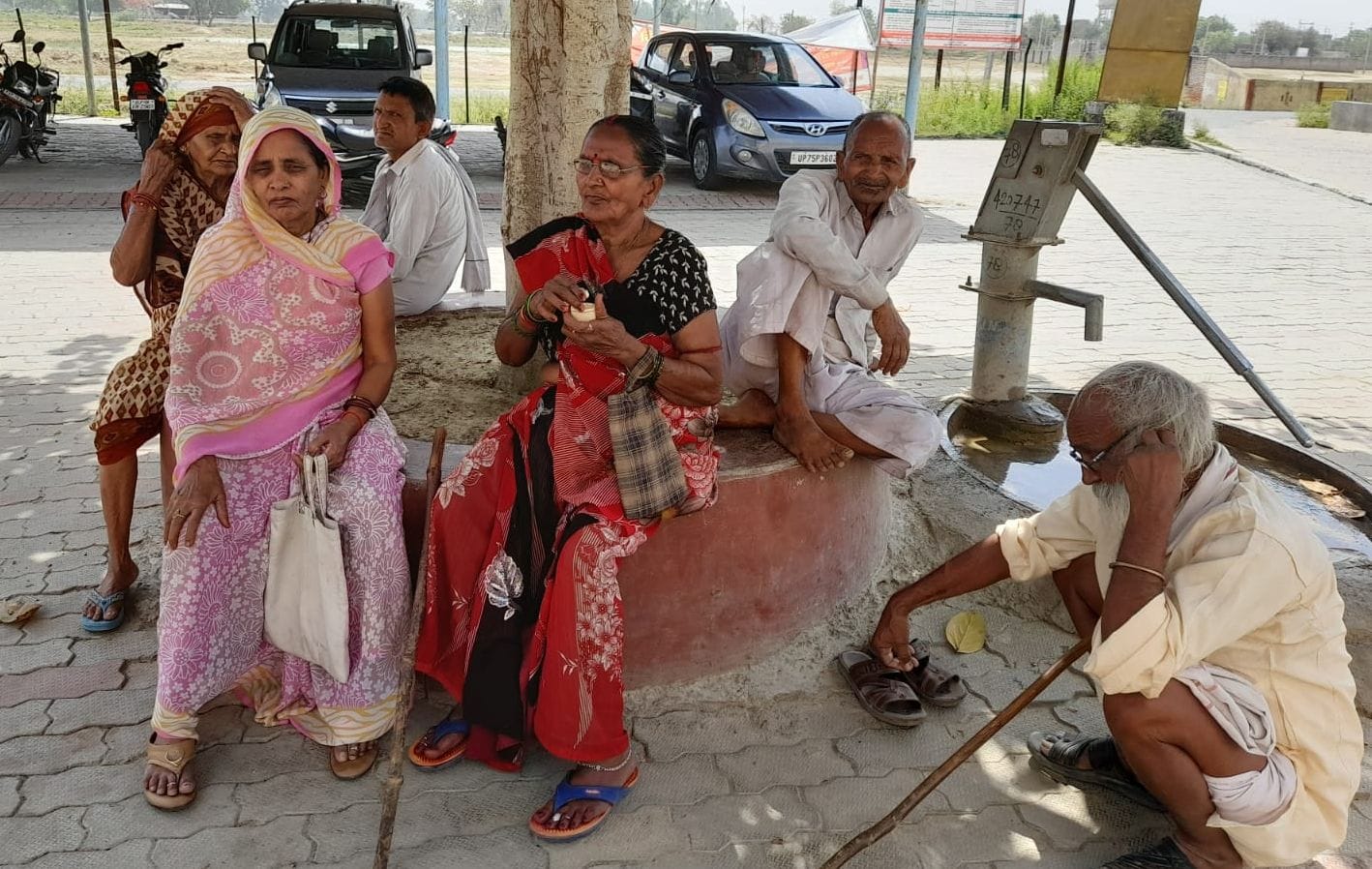 पेंशन की जानकारी करने पहुंचे फरियादी। संवाद पेंशन की जानकारी करने पहुंचे फरियादी। संवाद
